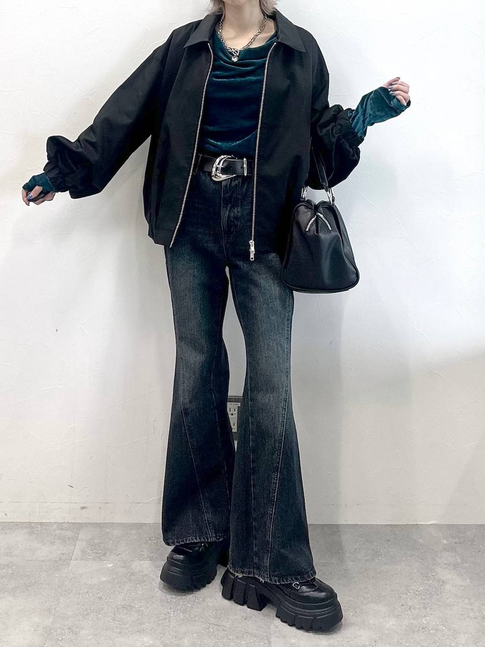 ブラック系のブーツ、ブラック系のボストンバッグ、ブルー系のTシャツ/カットソーを着用したレディースの秋コーディネートの4枚目の写真