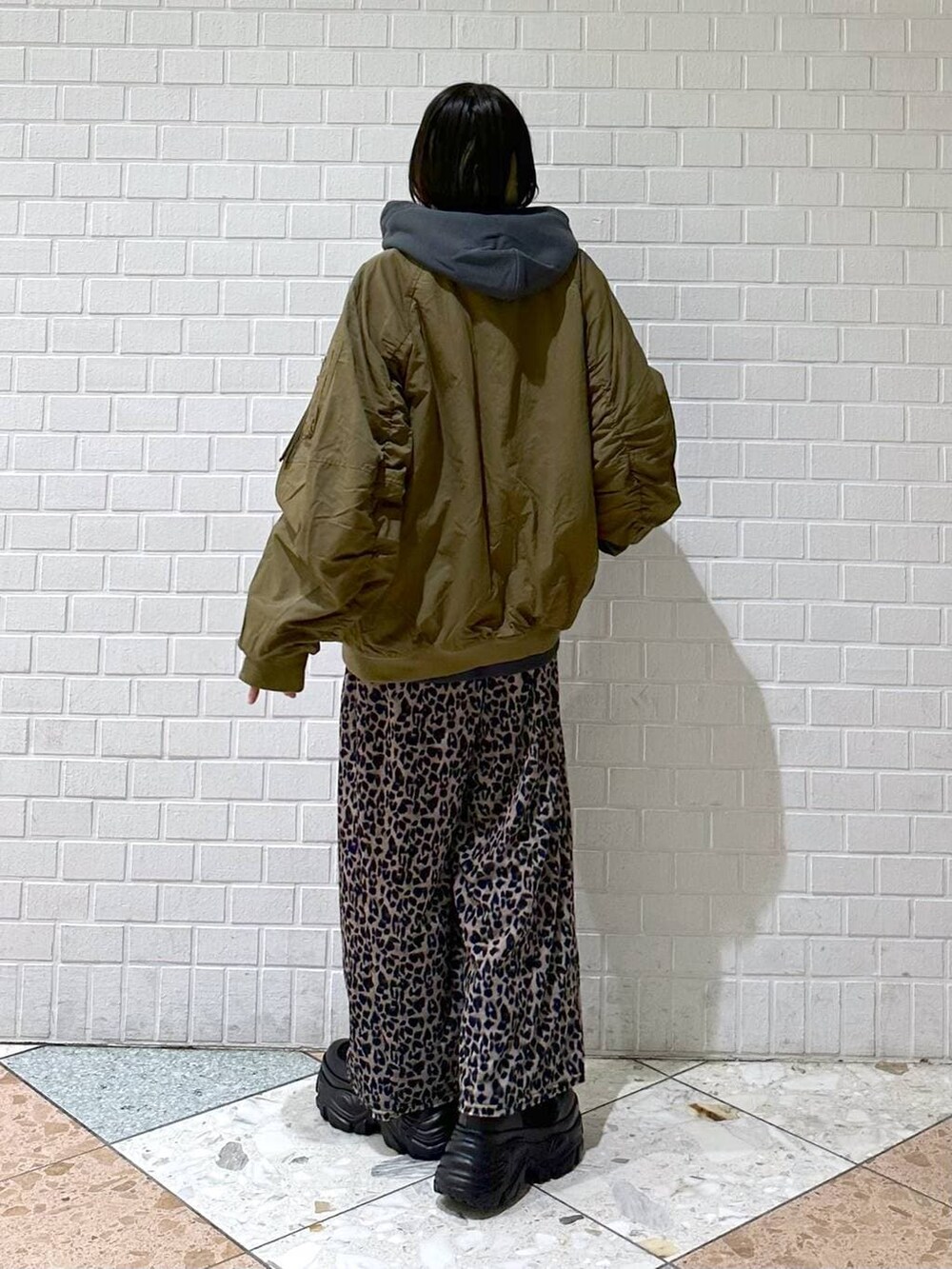 ブラック系のブーツ、グレー系のパーカー、ベージュ系のその他パンツを着用したレディースの冬コーディネートの6枚目の写真