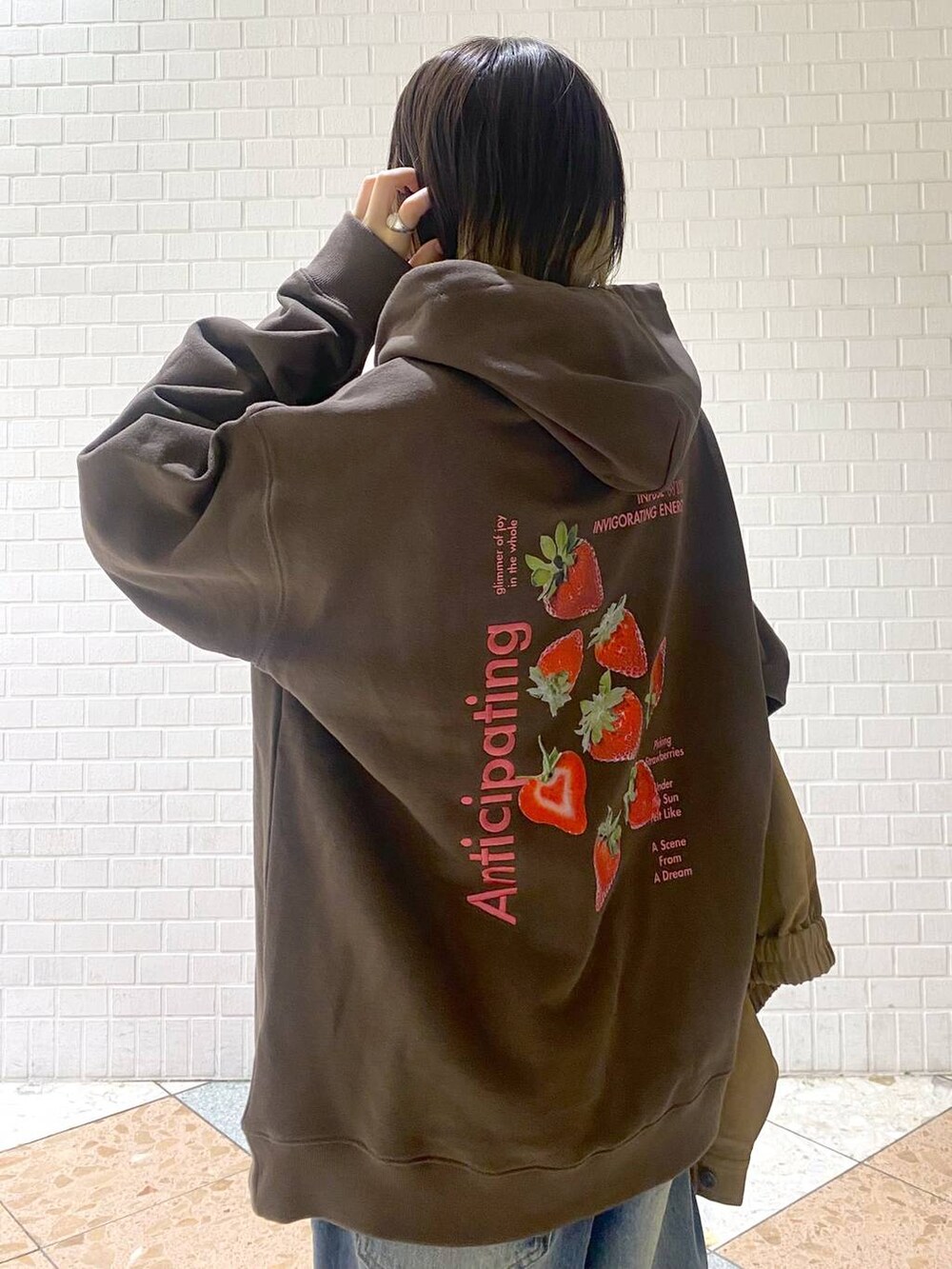 ブラウン系のブーツ、ブルー系のデニムパンツ、ブラウン系のパーカーを着用したレディースの秋コーディネートの5枚目の写真