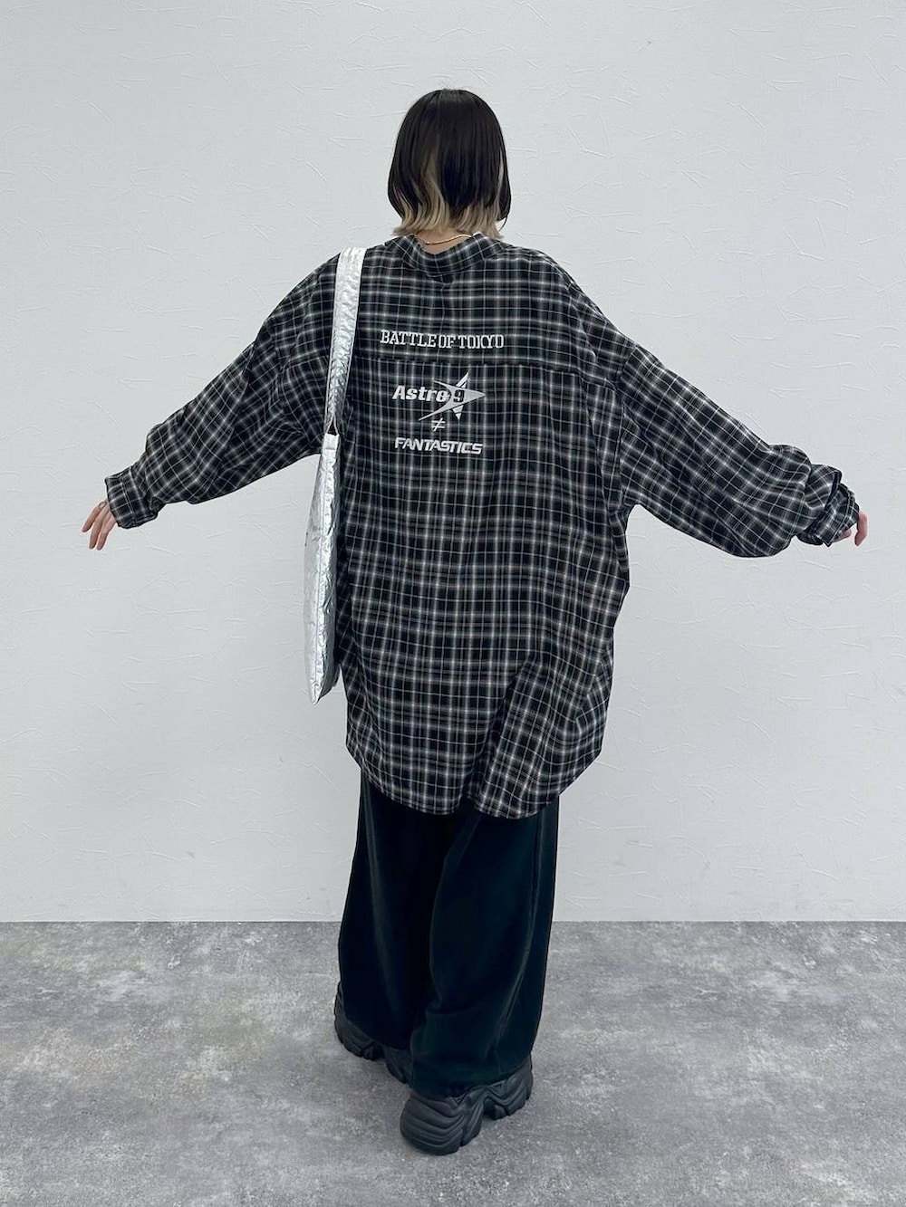 ブラック系のスニーカー、ブラック系のキャミソール、ブラック系のその他パンツを着用したレディースの春コーディネートの7枚目の写真