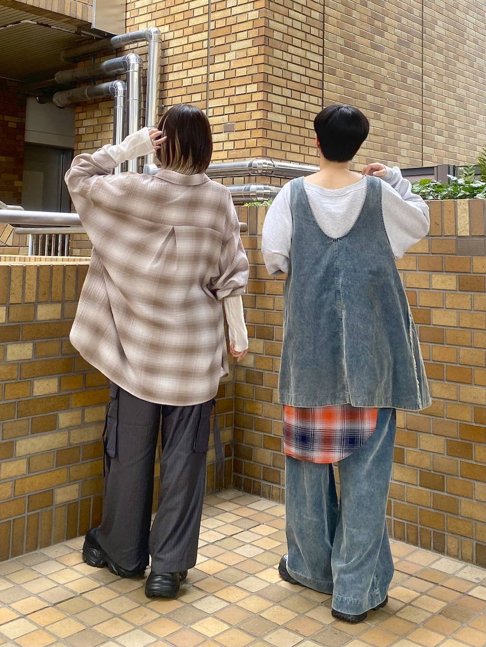 ブラック系のブーツ、オレンジ系のシャツ/ブラウス、ブルー系のその他パンツを着用したレディースの秋コーディネートの5枚目の写真