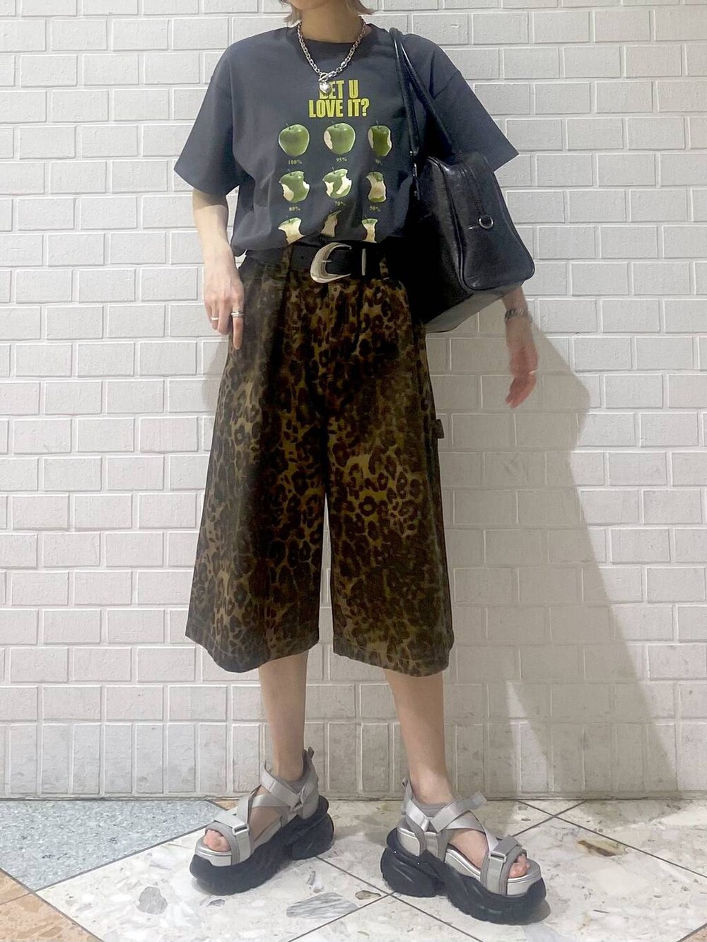 「ベーシック/シンプル、カジュアル、女子ウケ、PAGEBOY、PBLIM、メンズライク、ラフ、楽ちんコーデ、ハーフパンツ、厚底シューズ、サンダル、ボストンバッグ、パンツ」|「PBLIMの【PBLIM】2WAYボストンバッグ(ボストンバッグ、ブラック系)」を使った、matsuさん(レディース・156cm)の夏コーディネートの3枚目の写真