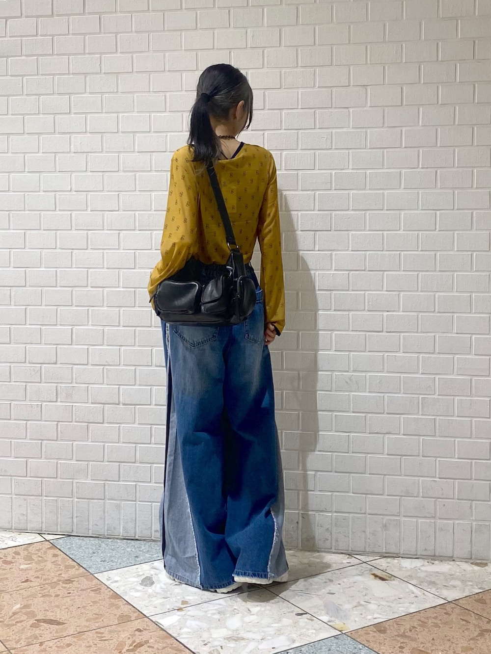 「秋服準備はじめました、デニム、PAGEBOY、ラフ、デニムパンツ、ワイドパンツ、シアートップス、マスタード、カジュアル、きれいめカジュアル」|「PAGEBOYの<高畠百加着用アイテム>プラットチャンキースニーカー(スニーカー、ホワイト系)」を使った、matsuさん(レディース・156cm)の秋コーディネートの3枚目の写真