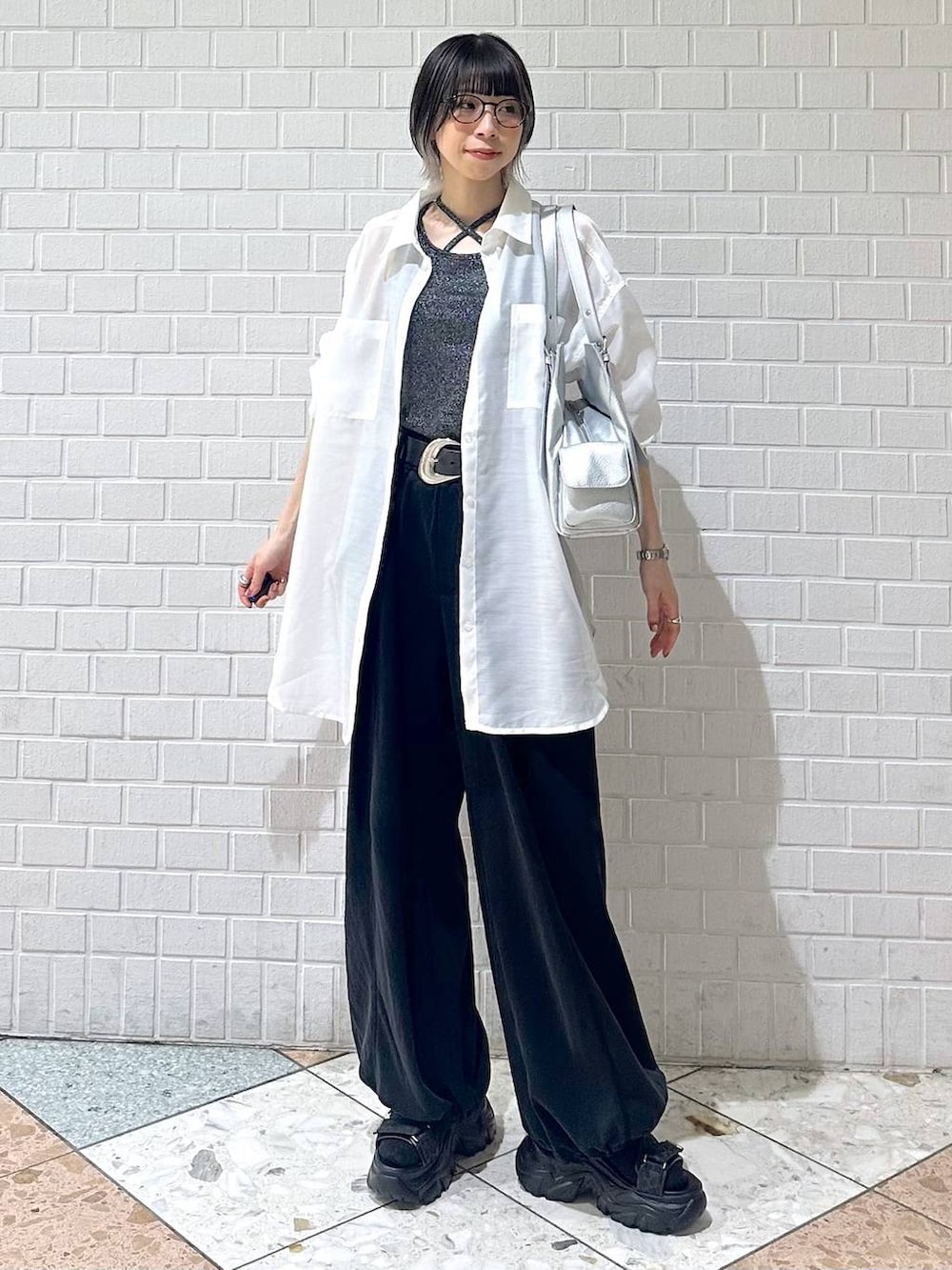ブラック系のスウェットパンツ、ブラック系のサンダル、ホワイト系のシャツ/ブラウスを着用したレディースの春コーディネートの9枚目の写真