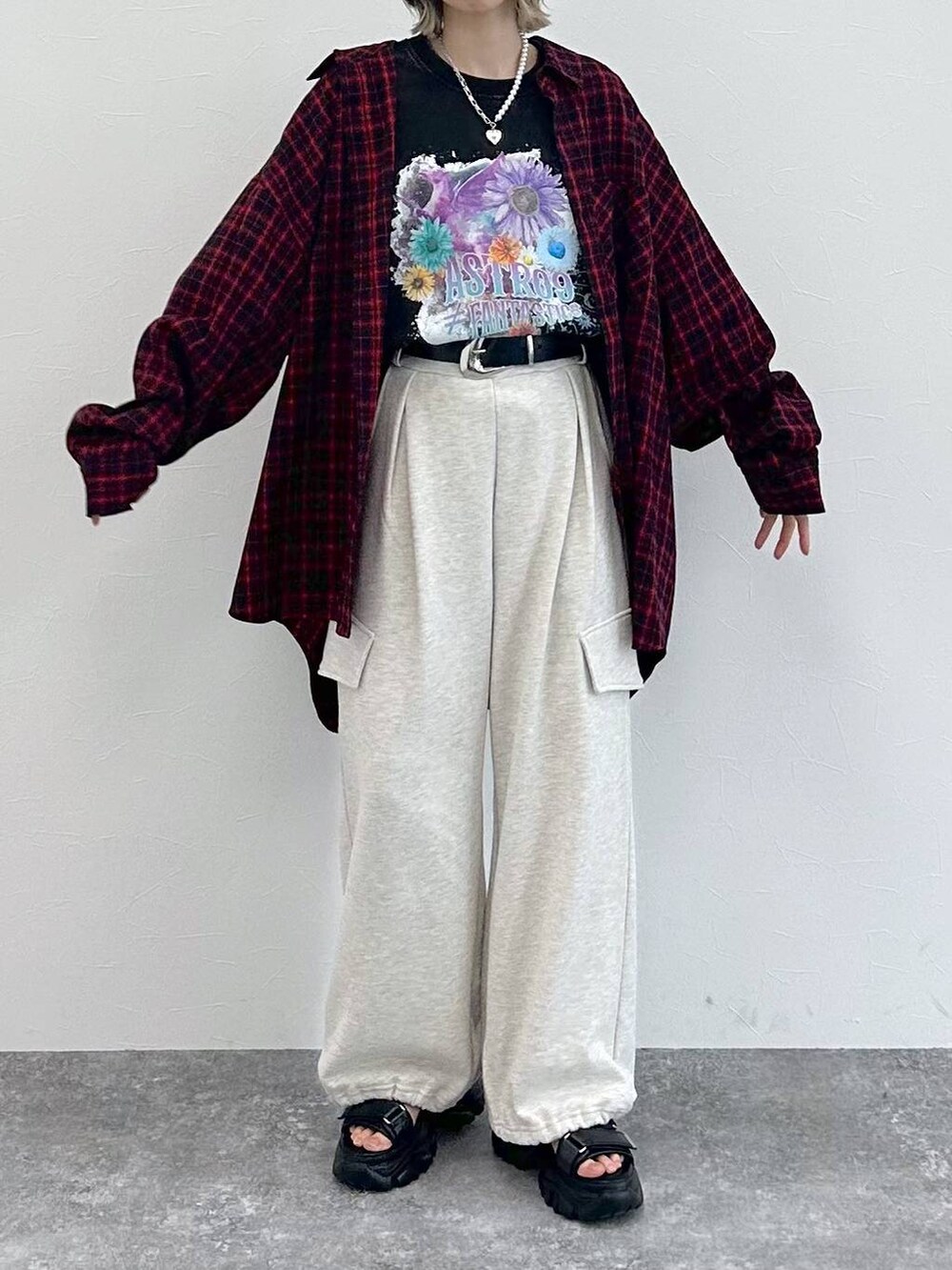 ブラック系のサンダル、ブラック系のTシャツ/カットソー、ベージュ系のその他パンツを着用したレディースの春コーディネートの3枚目の写真