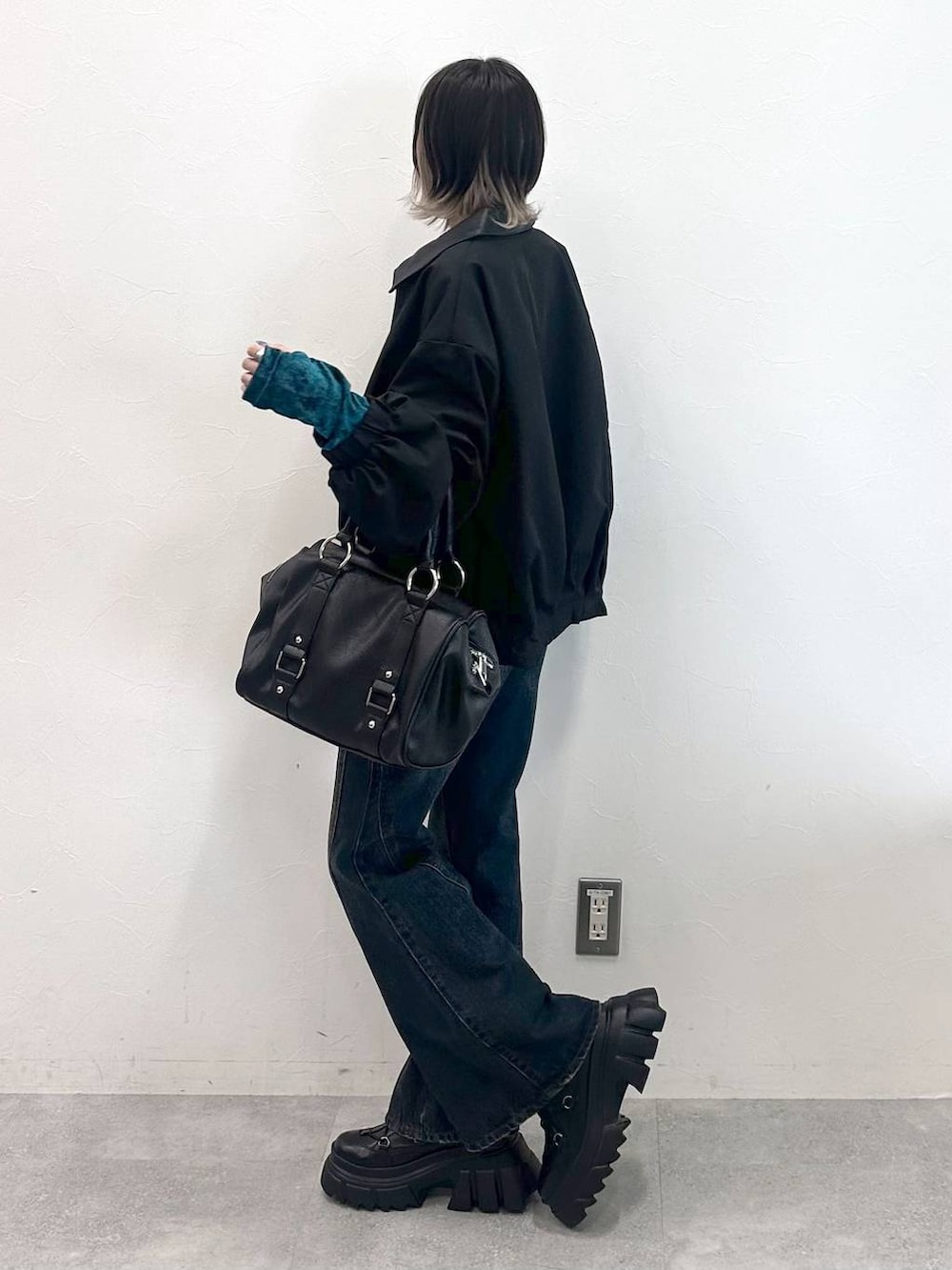 ブラック系のブーツ、ブラック系のボストンバッグ、ブルー系のTシャツ/カットソーを着用したレディースの秋コーディネートの5枚目の写真