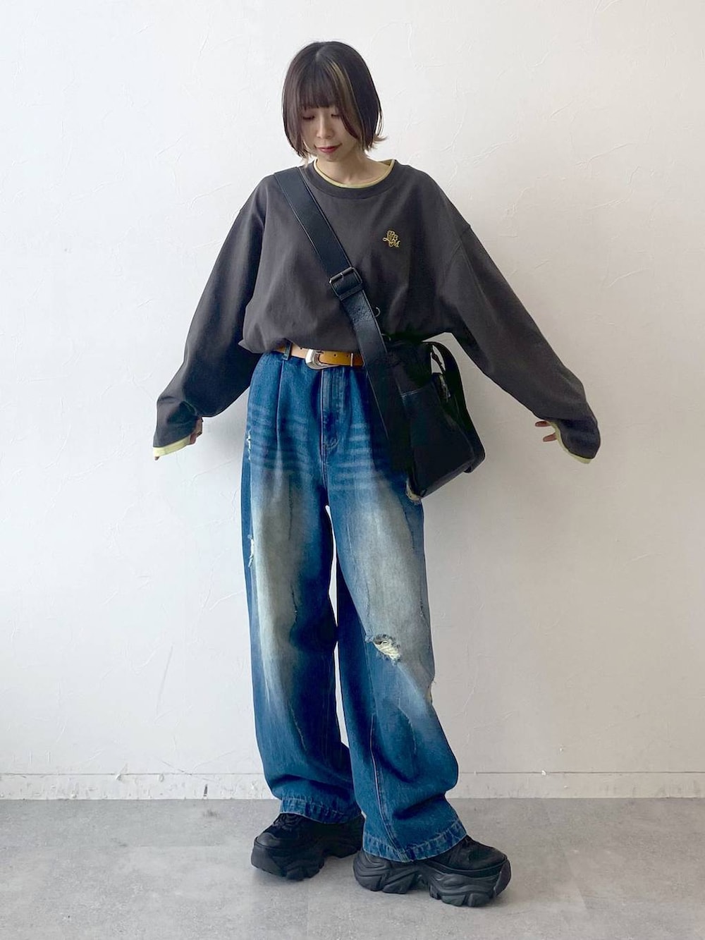 「カジュアル、ベーシック/シンプル、女子ウケ、PAGEBOY、デニムパンツ、パンツ、PBLIM、ラフ、ゆったり、メンズライク、ロンT、ユニセックス、厚底シューズ、スニーカー、ボストンバッグ」｜「PAGEBOYのプラットチャンキースニーカー（スニーカー、ブラック系）」を使った、matsuさん（レディース・156cm）の夏コーディネートの2枚目の写真