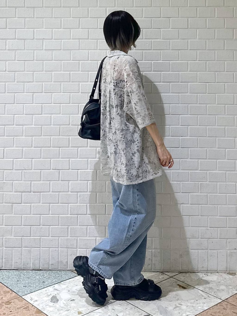 ブラック系のキャミソール、ベージュ系のシャツ/ブラウス、ブルー系のデニムパンツを着用したレディースの春コーディネートの7枚目の写真