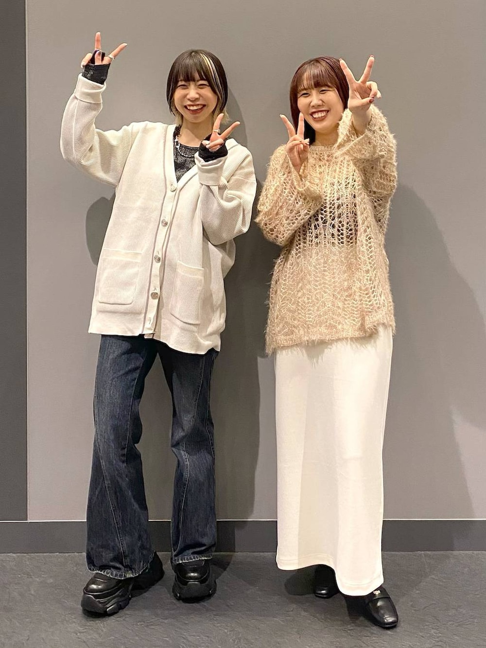 ブラック系のブーツ、ブラック系のTシャツ/カットソー、ブルー系のデニムパンツを着用したレディースの秋コーディネートの3枚目の写真