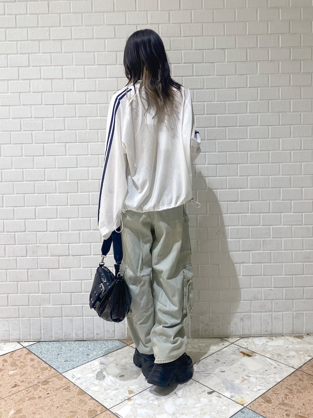 「PAGEBOY、パンツスタイル、デニム、カーゴパンツ、デニムパンツ、カジュアル、トラックジャケット、シアートップス、差し色コーデ、マスタード、厚底シューズ」|「PAGEBOYのプラットチャンキースニーカー(スニーカー、ブラック系)」を使った、matsuさん(レディース・156cm)の夏コーディネートの3枚目の写真
