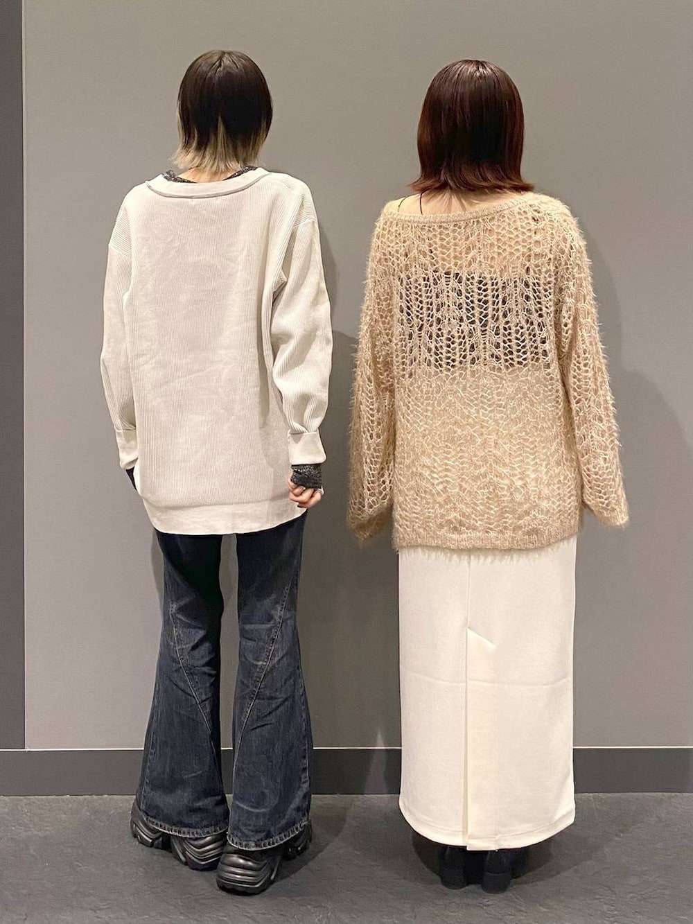 ブラック系のブーツ、ブラック系のTシャツ/カットソー、ブルー系のデニムパンツを着用したレディースの秋コーディネートの6枚目の写真