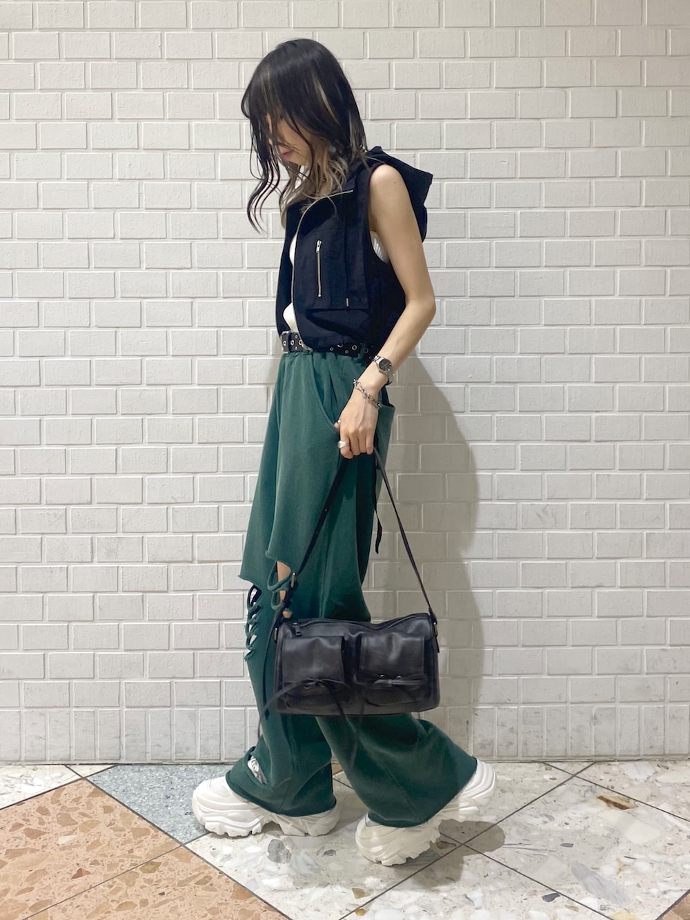 「夏コーデ、スニーカー、スウェット、スウェットパンツ、厚底スニーカー、PAGEBOY、ラフ、シンプルコーデ、カジュアル、グリーン、ノースリーブ」|「PAGEBOYのフードツキナイロンジャケットノースリ(ナイロンジャケット、ブラック系)」を使った、matsuさん(レディース・156cm)の夏コーディネートの2枚目の写真