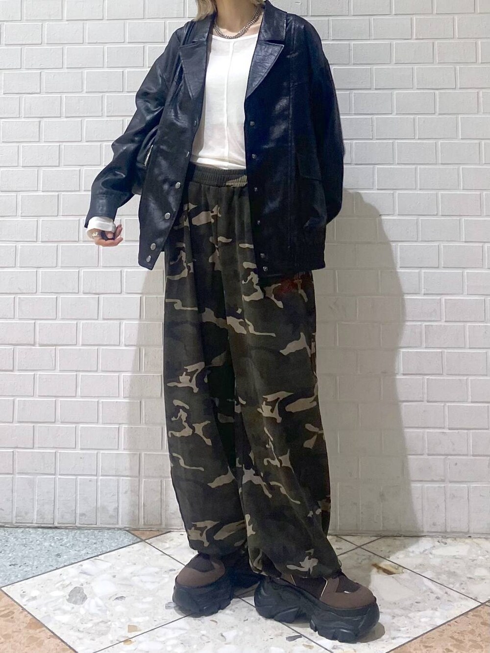 ブラウン系のブーツ、その他のスウェットパンツ、ブラック系のブルゾンを着用したレディースの秋コーディネートの2枚目の写真