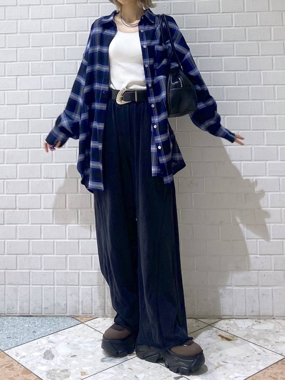 「秋服準備はじめました、厚底シューズ、ブーツ、カジュアル、ベーシック/シンプル、女子ウケ、PAGEBOY、スウェット、スウェットパンツ、チェック、シャツ、シャツスタイル、オーバーサイズ、秋コーデ、ボストンバッグ」|「PAGEBOYのレースアップソックスブーツ(ブーツ、ブラウン系)」を使った、matsuさん(レディース・156cm)の秋コーディネートの3枚目の写真