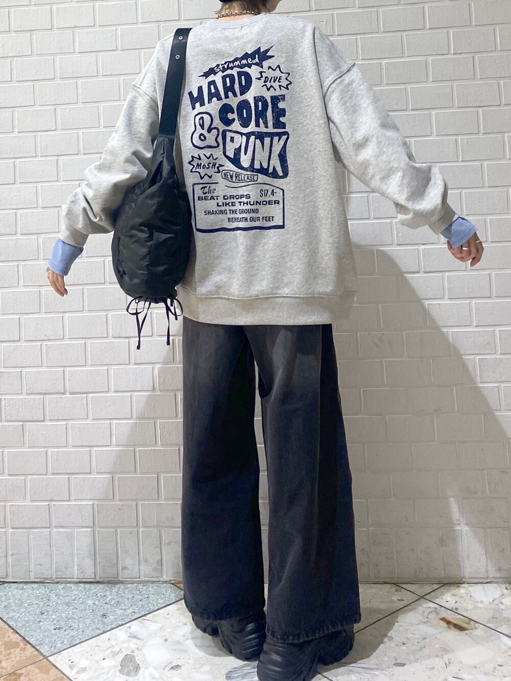 「PAGEBOY、PBLIM、ユニセックス、オーバーサイズ、ゆったり、ラフ、カジュアル、ニット帽、メンズライク、デニムパンツ、パンツスタイル、デニム、厚底スニーカー、スニーカー、スウェット」|「PAGEBOYのプラットチャンキースニーカー(スニーカー、ブラック系)」を使った、matsuさん(レディース・156cm)の冬コーディネートの7枚目の写真