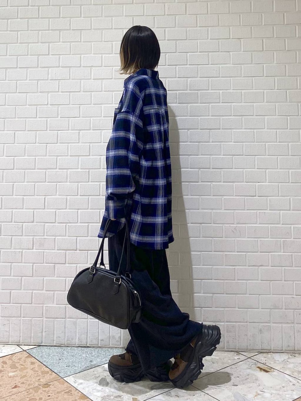 「秋服準備はじめました、厚底シューズ、ブーツ、カジュアル、ベーシック/シンプル、女子ウケ、PAGEBOY、スウェット、スウェットパンツ、チェック、シャツ、シャツスタイル、オーバーサイズ、秋コーデ、ボストンバッグ」|「PAGEBOYのレースアップソックスブーツ(ブーツ、ブラウン系)」を使った、matsuさん(レディース・156cm)の秋コーディネートの5枚目の写真