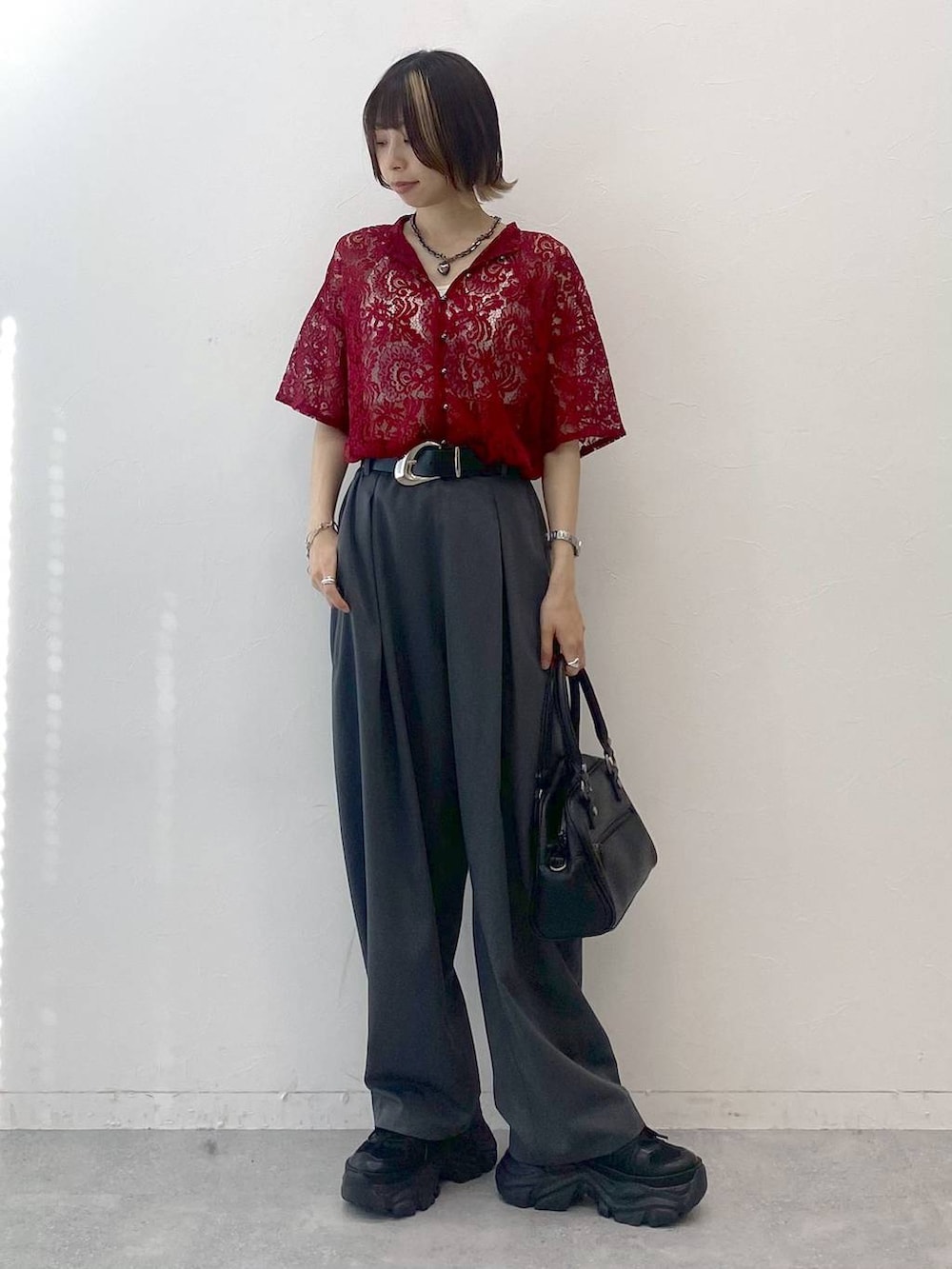 「カジュアル、ベーシック/シンプル、女子ウケ、PAGEBOY、パンツ、ゆったり、きれいめ、きれいめカジュアル、厚底シューズ、スニーカー、PBLIM」｜「PAGEBOYのプラットチャンキースニーカー（スニーカー、ブラック系）」を使った、matsuさん（レディース・156cm）の夏コーディネートの2枚目の写真
