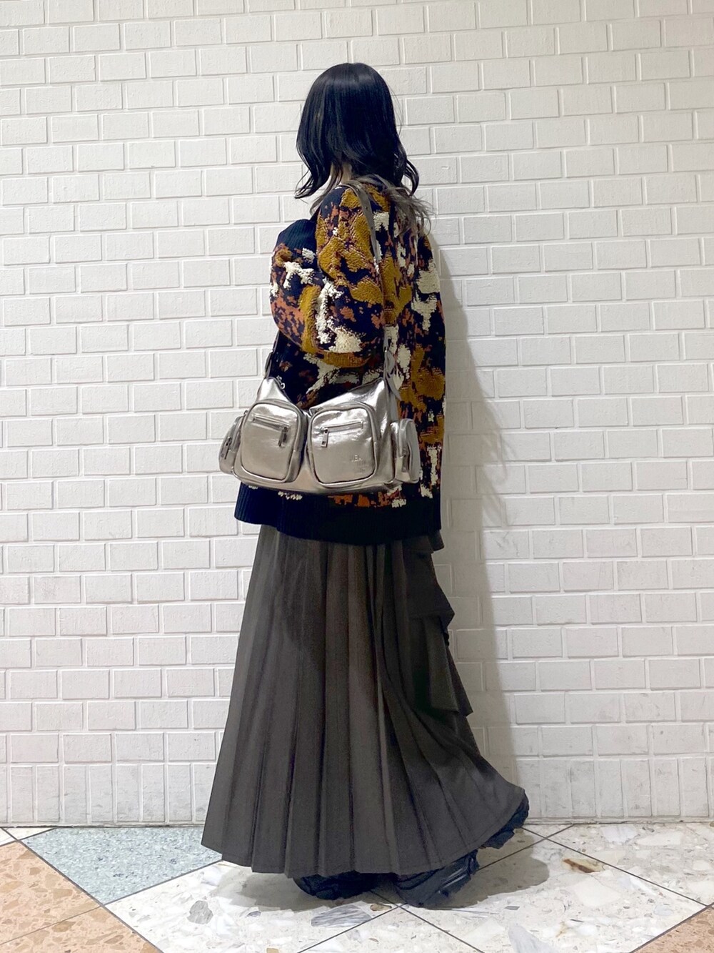 「PAGEBOY、ニット、柄ニット、スニーカー、厚底シューズ、オーバーサイズ、ゆったり、スカート、ロングスカート、アシンメトリー、冬コーデ、JEANASiS、ショルダーバッグ、モード、カジュアル」｜「PAGEBOYのループアート柄ニットプルオーバー（ニット/セーター、ブルー系）」を使った、matsuさん（レディース・156cm）の冬コーディネートの3枚目の写真