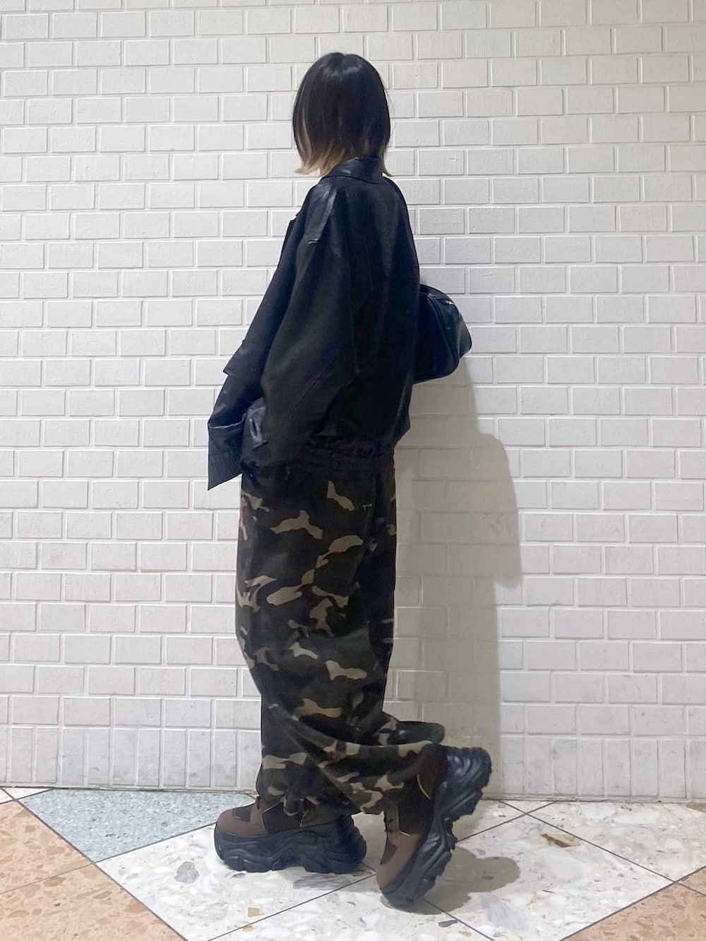 ブラウン系のブーツ、その他のスウェットパンツ、ブラック系のブルゾンを着用したレディースの秋コーディネートの5枚目の写真