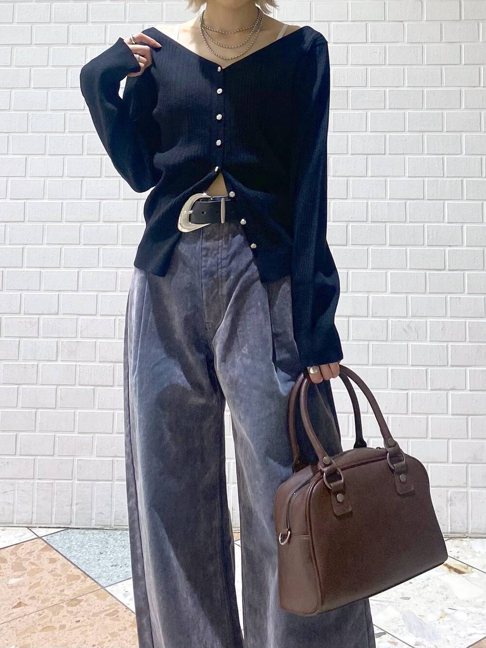 ホワイト系のスニーカー、ブラウン系のショルダーバッグ、ブラック系のTシャツ/カットソーを着用したレディースの夏コーディネートの5枚目の写真