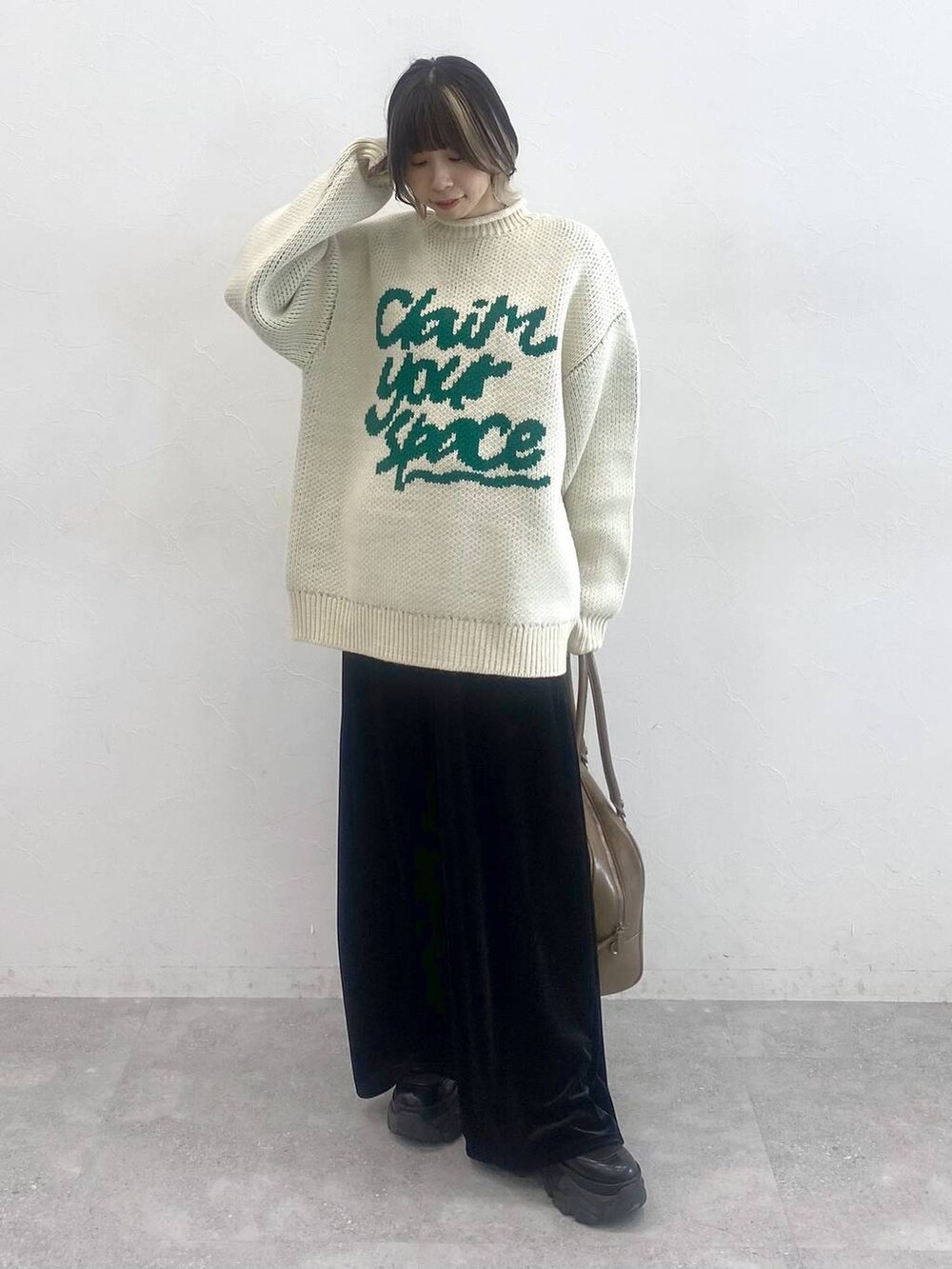 ブラック系のブーツ、ホワイト系のニット/セーター、ブラック系のその他パンツを着用したレディースの秋コーディネートの8枚目の写真