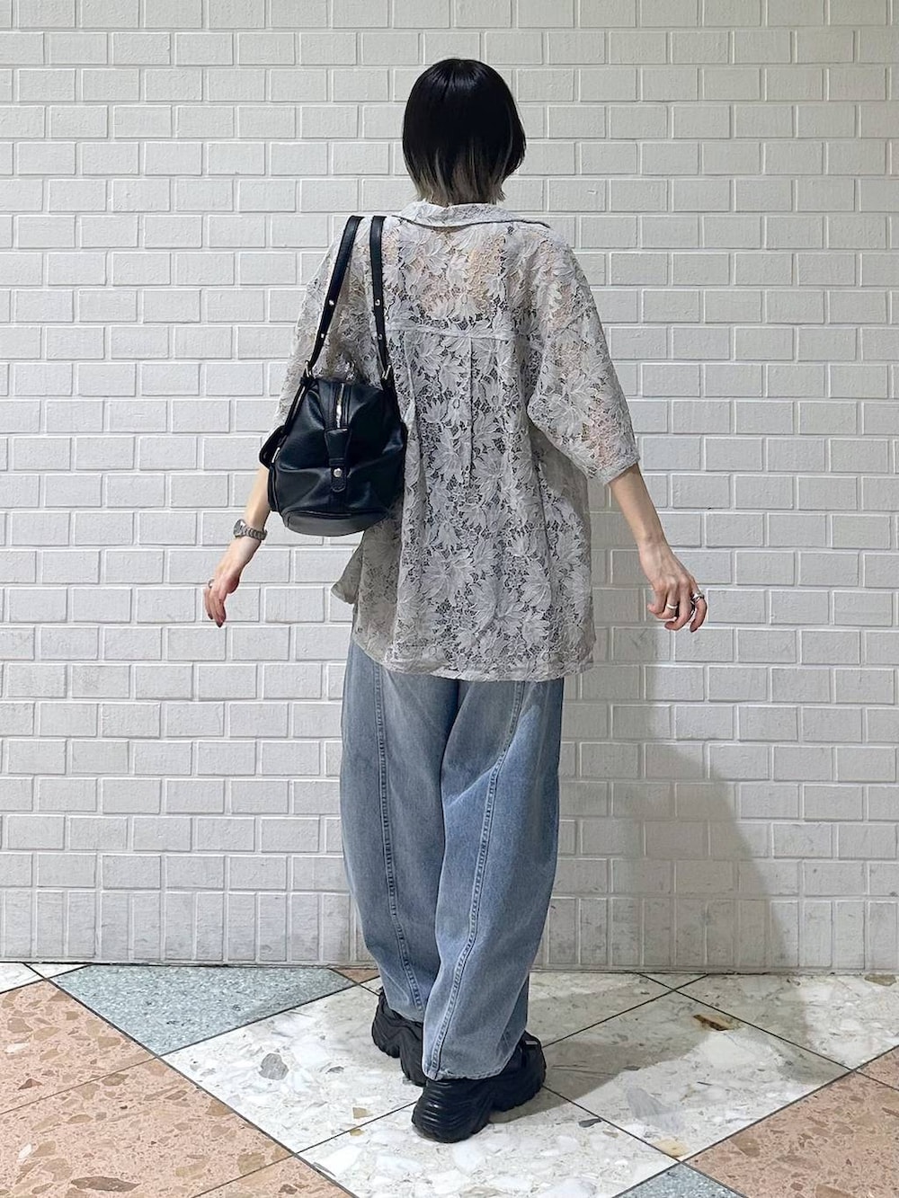 ブラック系のキャミソール、ベージュ系のシャツ/ブラウス、ブルー系のデニムパンツを着用したレディースの春コーディネートの6枚目の写真
