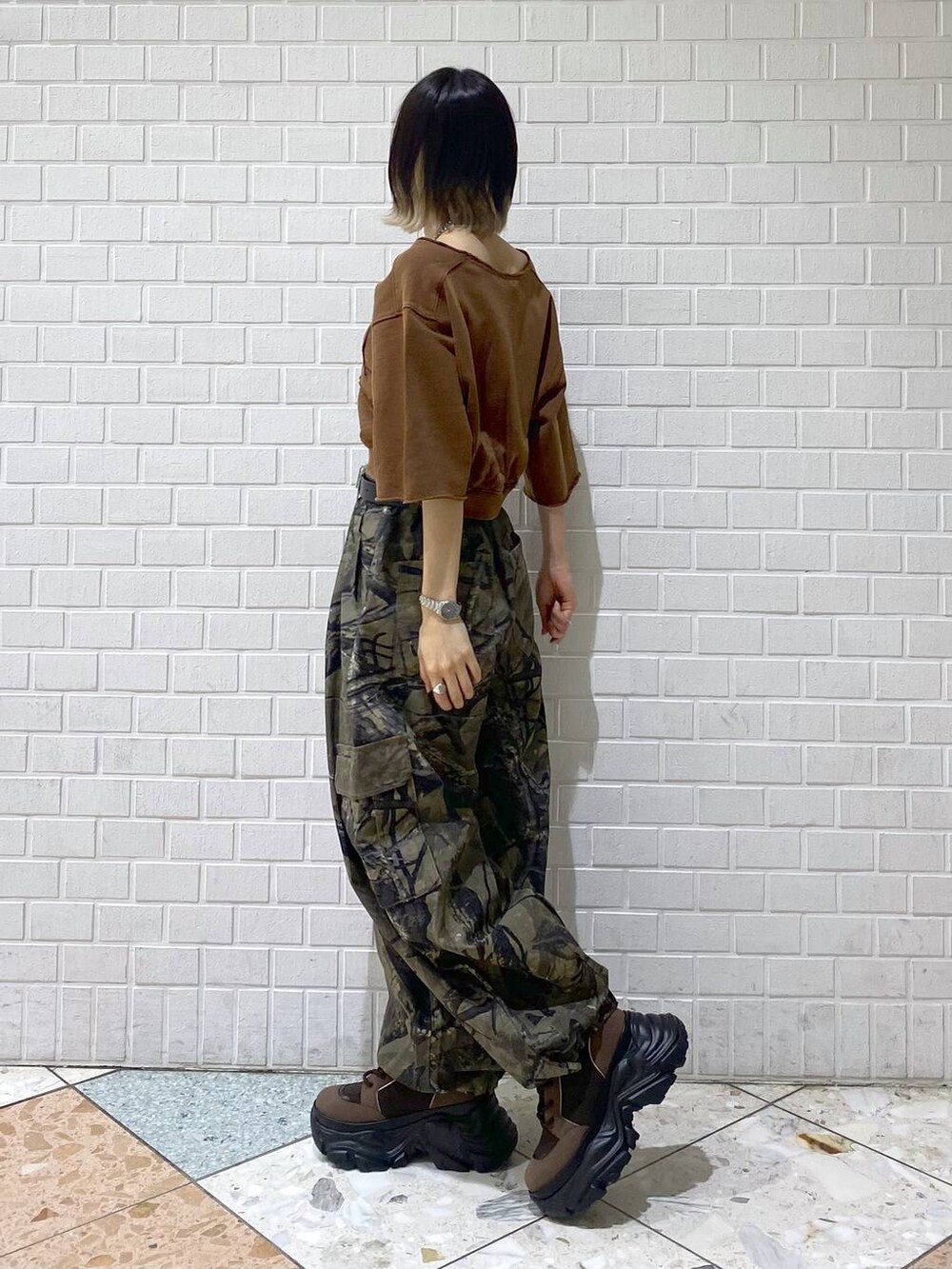 ブラウン系のブーツ、グリーン系のカーゴパンツ、ブラウン系のTシャツ/カットソーを着用したレディースの夏コーディネートの5枚目の写真