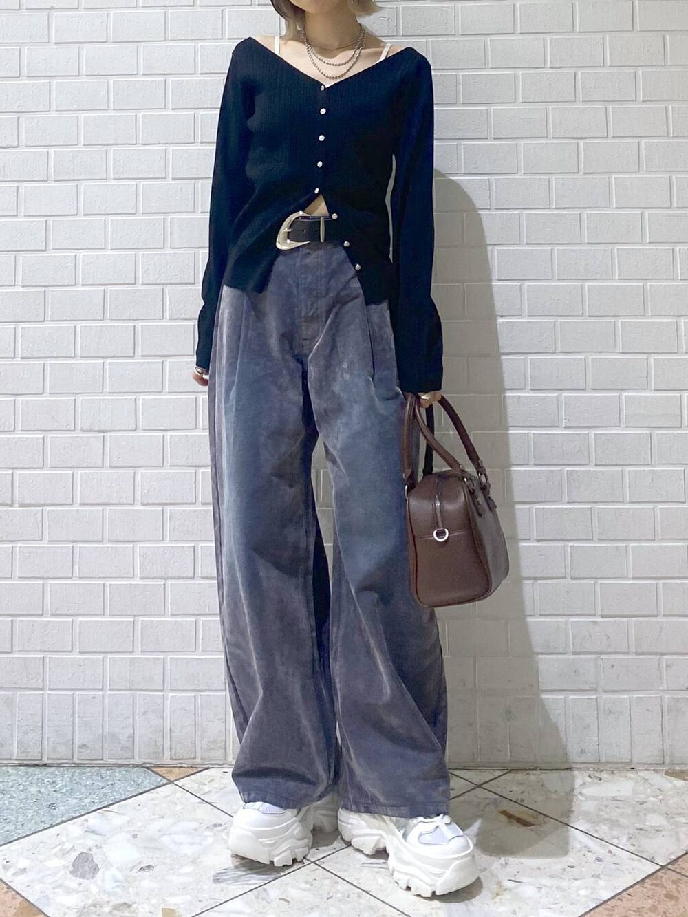 ホワイト系のスニーカー、ブラウン系のショルダーバッグ、ブラック系のTシャツ/カットソーを着用したレディースの夏コーディネートの2枚目の写真