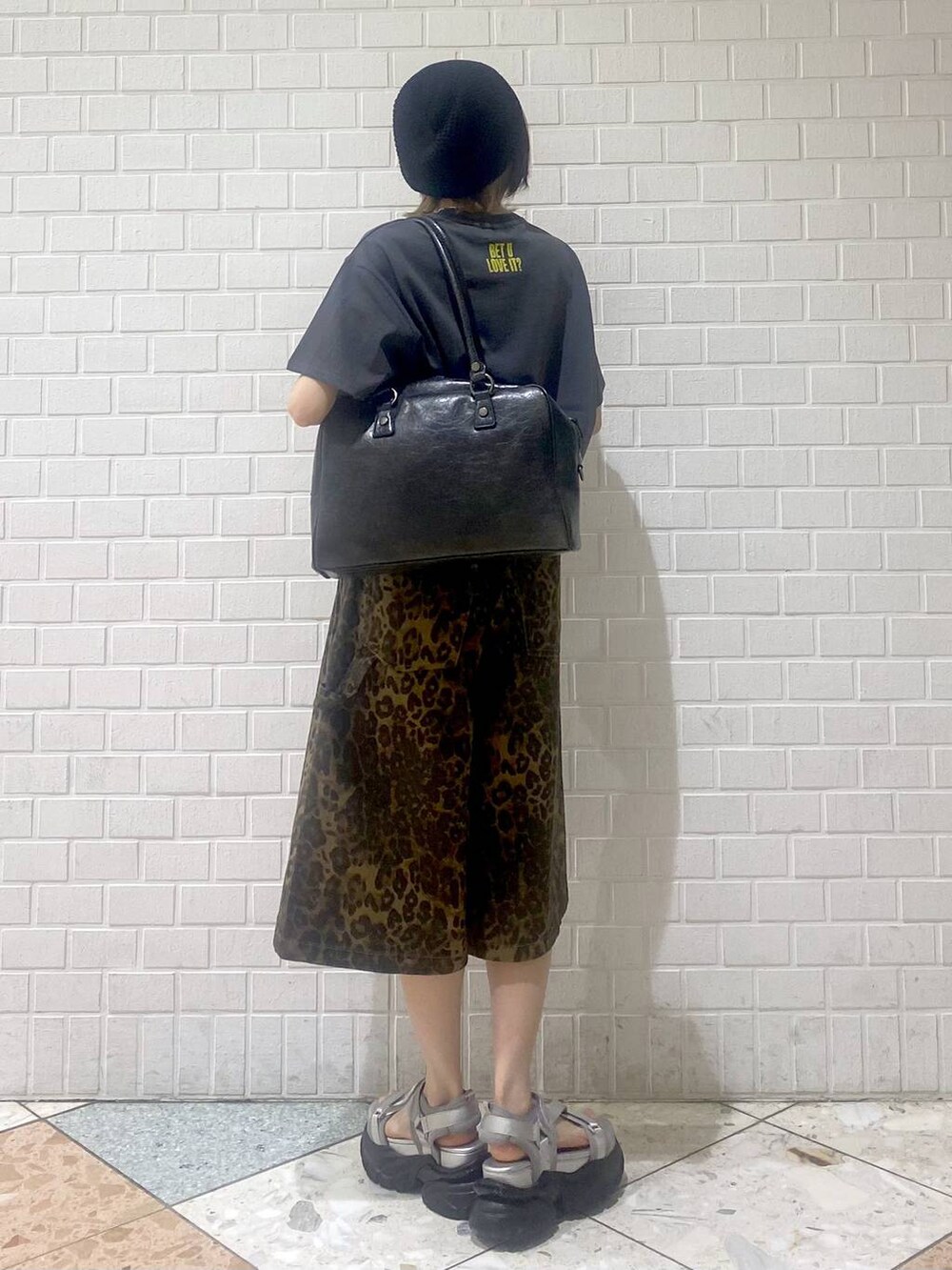 「ベーシック/シンプル、カジュアル、女子ウケ、PAGEBOY、PBLIM、メンズライク、ラフ、楽ちんコーデ、ハーフパンツ、厚底シューズ、サンダル、ボストンバッグ、パンツ」|「PBLIMの【PBLIM】2WAYボストンバッグ(ボストンバッグ、ブラック系)」を使った、matsuさん(レディース・156cm)の夏コーディネートの6枚目の写真