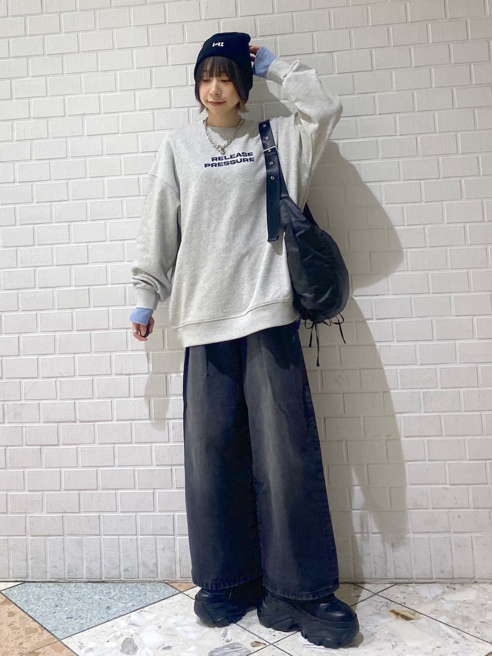 「PAGEBOY、PBLIM、ユニセックス、オーバーサイズ、ゆったり、ラフ、カジュアル、ニット帽、メンズライク、デニムパンツ、パンツスタイル、デニム、厚底スニーカー、スニーカー、スウェット」|「PAGEBOYのプラットチャンキースニーカー(スニーカー、ブラック系)」を使った、matsuさん(レディース・156cm)の冬コーディネートの4枚目の写真