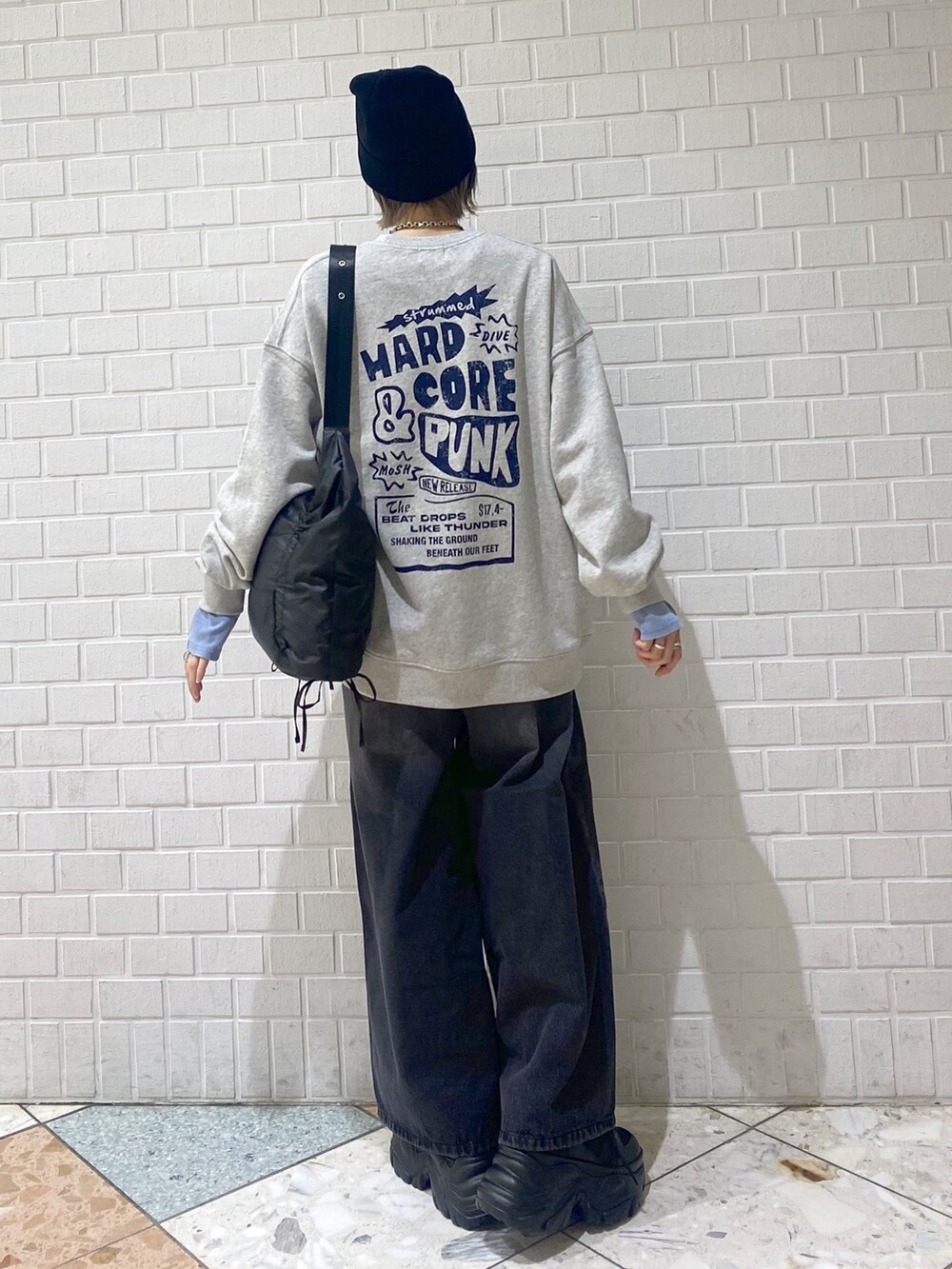 「PAGEBOY、PBLIM、ユニセックス、オーバーサイズ、ゆったり、ラフ、カジュアル、ニット帽、メンズライク、デニムパンツ、パンツスタイル、デニム、厚底スニーカー、スニーカー、スウェット」|「PAGEBOYのプラットチャンキースニーカー(スニーカー、ブラック系)」を使った、matsuさん(レディース・156cm)の冬コーディネートの2枚目の写真