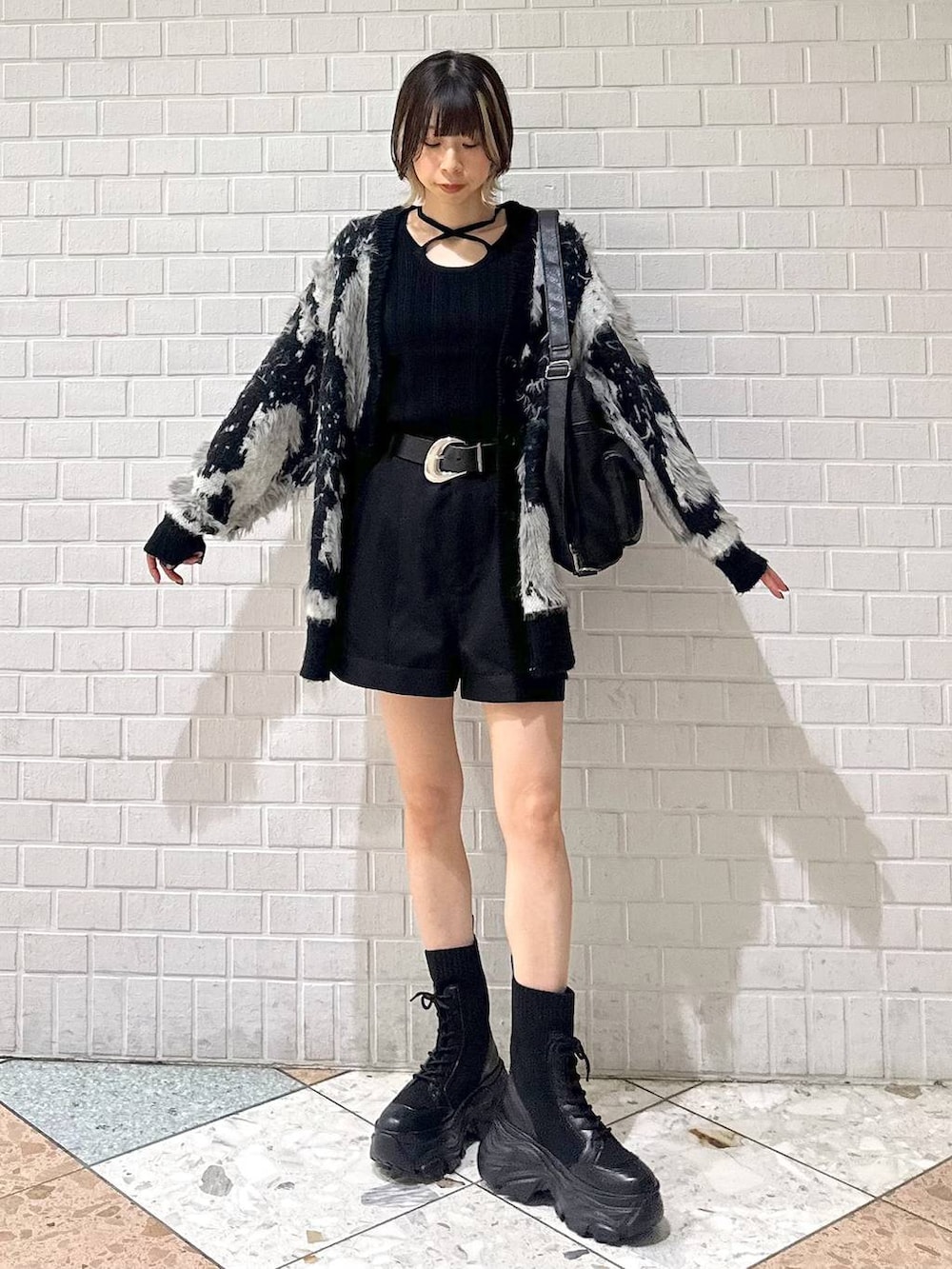ブラック系のブーツ、ホワイト系のカーディガン/ボレロ、ブラック系のその他パンツを着用したレディースの夏コーディネートの9枚目の写真