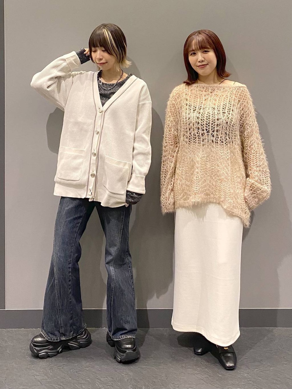 ブラック系のブーツ、ブラック系のTシャツ/カットソー、ブルー系のデニムパンツを着用したレディースの秋コーディネートの8枚目の写真