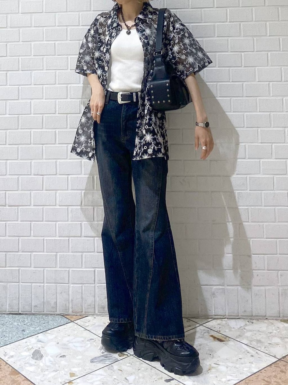 「カジュアル、ベーシック/シンプル、女子ウケ、PAGEBOY、デニムパンツ、フレアパンツ、シャツ、シャツスタイル、シアートップス、厚底シューズ、スニーカー、ショルダーバッグ」|「PAGEBOYのプラットチャンキースニーカー(スニーカー、ブラック系)」を使った、matsuさん(レディース・156cm)の夏コーディネートの9枚目の写真
