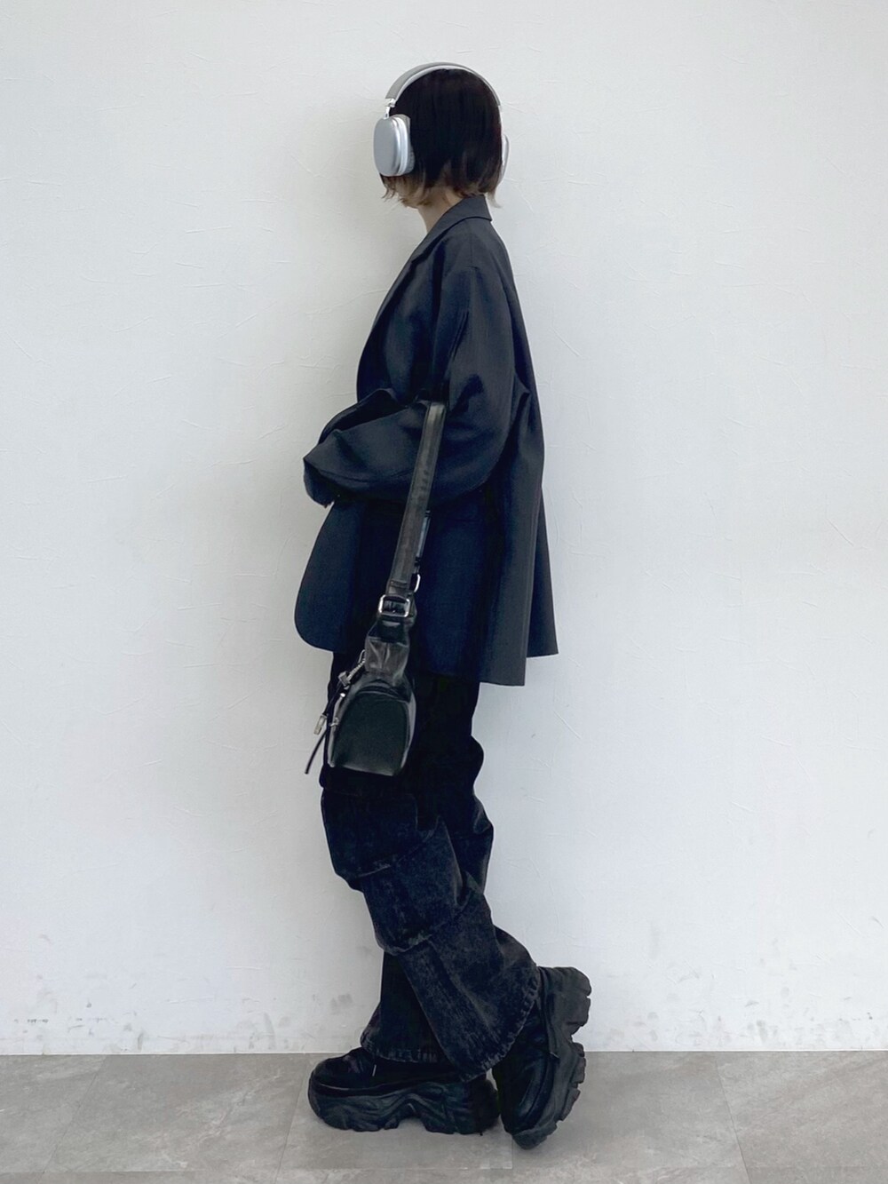 「PAGEBOY、Anui、ユニセックス、モード、デニム、デニムパンツ、フレアパンツ、ジャケットスタイル、ジャケット、春コーデ、春、厚底シューズ、スニーカー」｜「PAGEBOYのプラットチャンキースニーカー（スニーカー、ブラック系）」を使った、matsuさん（レディース・156cm）の春コーディネートの3枚目の写真