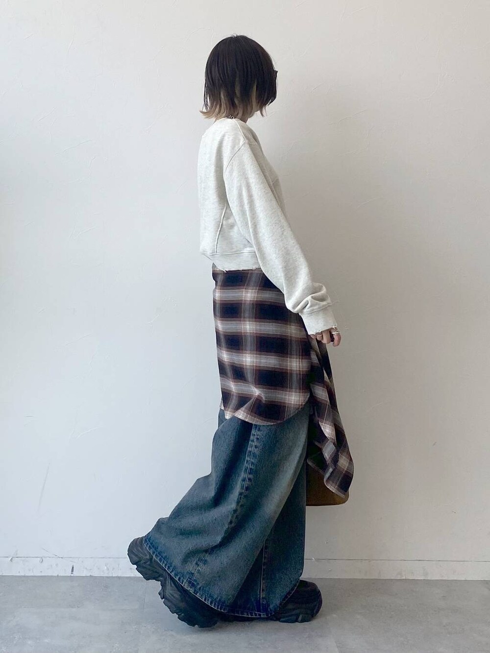 「カジュアル、ベーシック/シンプル、女子ウケ、PAGEBOY、デニムパンツ、スウェット、チェック、シャツ、スニーカー、厚底シューズ、秋コーデ、秋服準備はじめました、PBLIM、ボストンバッグ」｜「PAGEBOYのプラットチャンキースニーカー（スニーカー、ブラック系）」を使った、matsuさん（レディース・156cm）の夏コーディネートの6枚目の写真