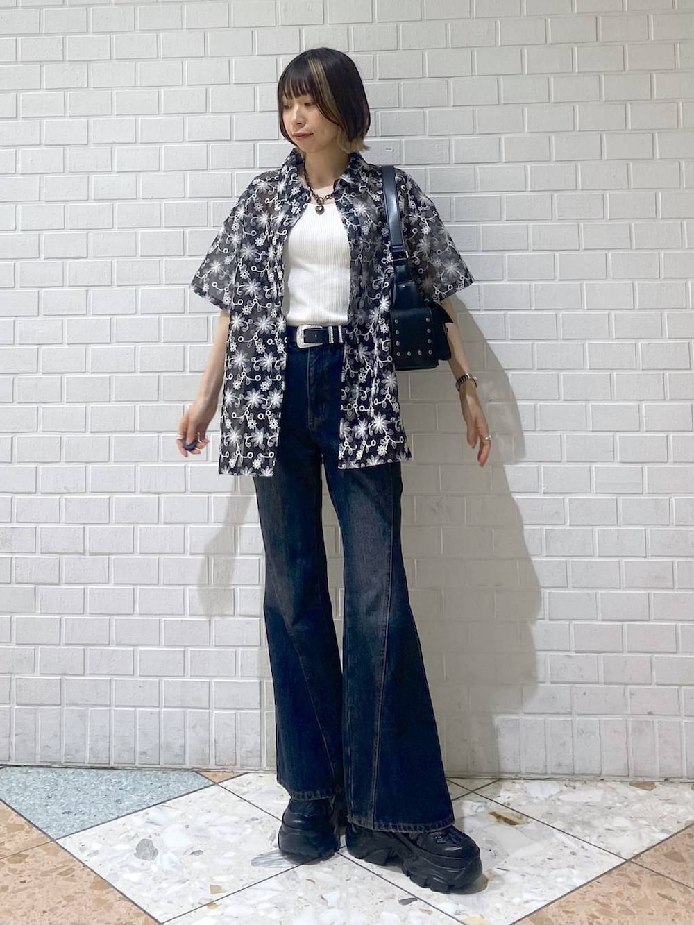 「カジュアル、ベーシック/シンプル、女子ウケ、PAGEBOY、デニムパンツ、フレアパンツ、シャツ、シャツスタイル、シアートップス、厚底シューズ、スニーカー、ショルダーバッグ」|「PAGEBOYのプラットチャンキースニーカー(スニーカー、ブラック系)」を使った、matsuさん(レディース・156cm)の夏コーディネートの2枚目の写真