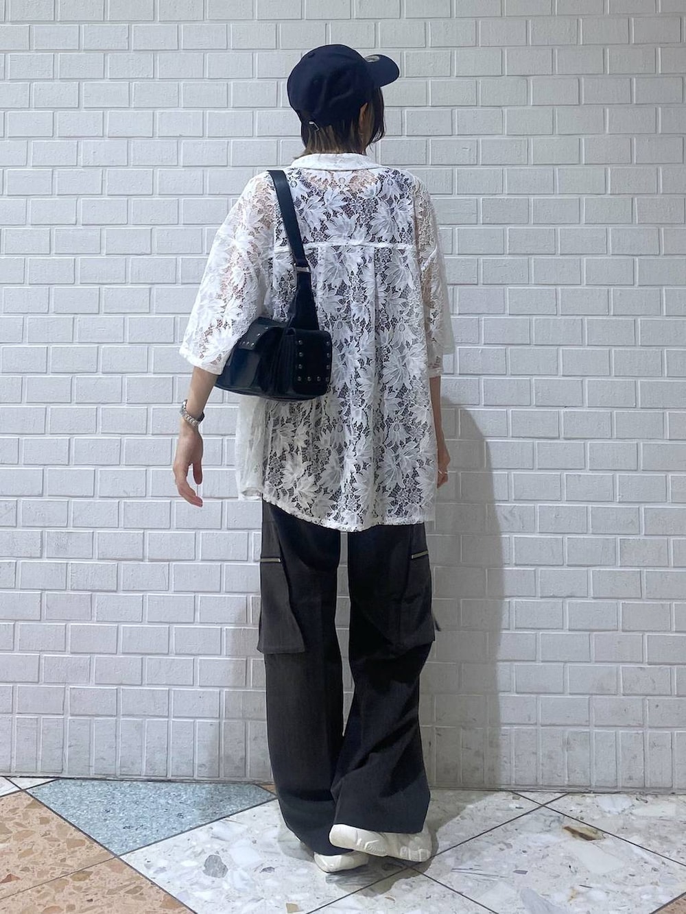 「カジュアル、ベーシック/シンプル、女子ウケ、PAGEBOY、シャツスタイル、シャツ、パンツ、ワイドパンツ、夏コーデ、スニーカー」|「PAGEBOYのモードバックルベルト3(ベルト、ブラック系)」を使った、matsuさん(レディース・156cm)の夏コーディネートの5枚目の写真