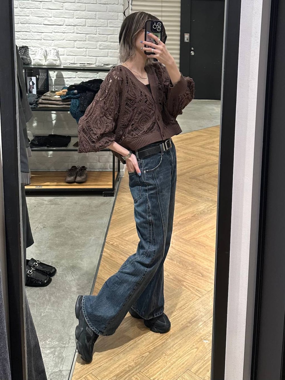 ブラウン系のカーディガン/ボレロ、ブルー系のデニムパンツ、ブラック系のタンクトップを着用したレディースの夏コーディネートの2枚目の写真