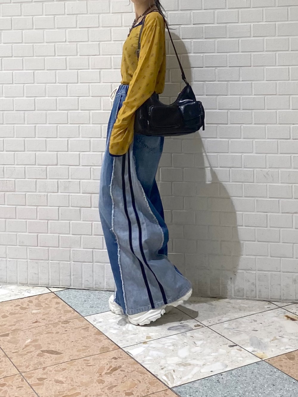 「秋服準備はじめました、デニム、PAGEBOY、ラフ、デニムパンツ、ワイドパンツ、シアートップス、マスタード、カジュアル、きれいめカジュアル」|「PAGEBOYの<高畠百加着用アイテム>プラットチャンキースニーカー(スニーカー、ホワイト系)」を使った、matsuさん(レディース・156cm)の秋コーディネートの2枚目の写真