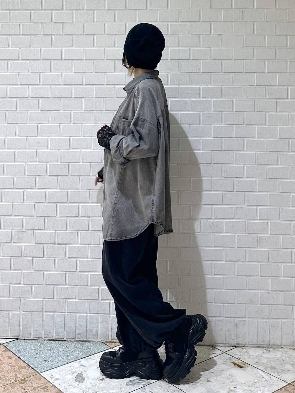 ブラック系のブーツ、ブラック系のTシャツ/カットソー、ブラック系のシャツ/ブラウスを着用したレディースの冬コーディネートの5枚目の写真