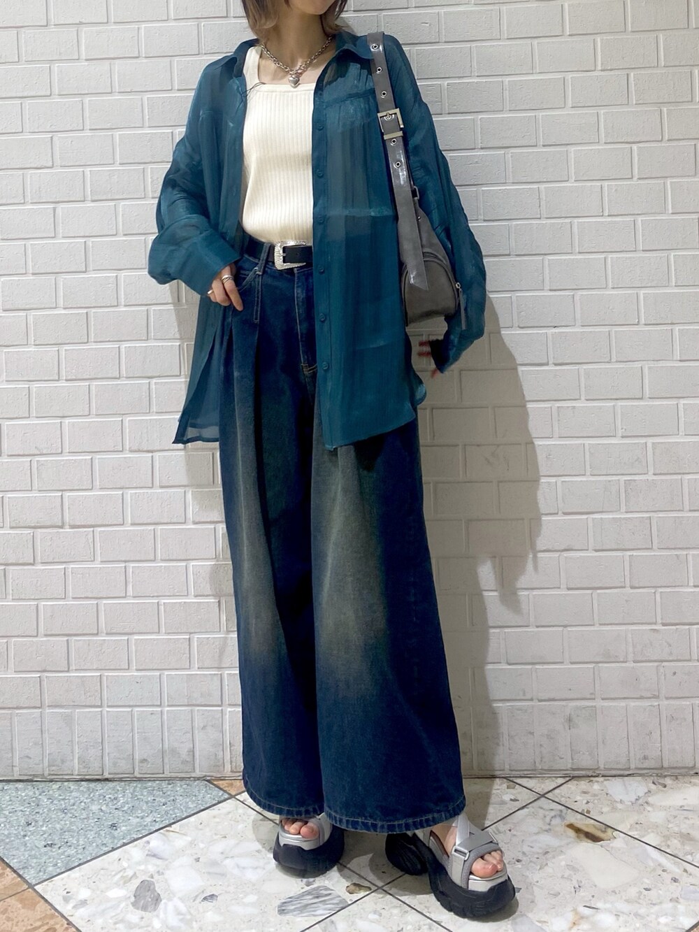 グレー系のサンダル、ブルー系のデニムパンツ、グリーン系のシャツ/ブラウスを着用したレディースの春コーディネートの7枚目の写真