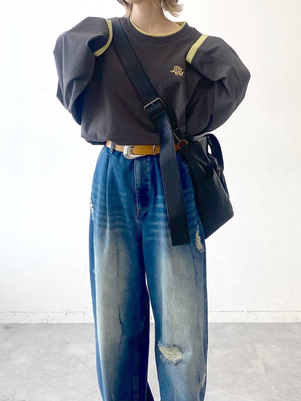 「カジュアル、ベーシック/シンプル、女子ウケ、PAGEBOY、デニムパンツ、パンツ、PBLIM、ラフ、ゆったり、メンズライク、ロンT、ユニセックス、厚底シューズ、スニーカー、ボストンバッグ」｜「PAGEBOYのプラットチャンキースニーカー（スニーカー、ブラック系）」を使った、matsuさん（レディース・156cm）の夏コーディネートの3枚目の写真