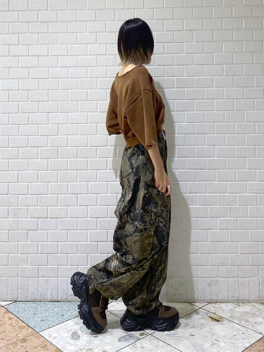 ブラウン系のブーツ、グリーン系のカーゴパンツ、ブラウン系のTシャツ/カットソーを着用したレディースの夏コーディネートの8枚目の写真