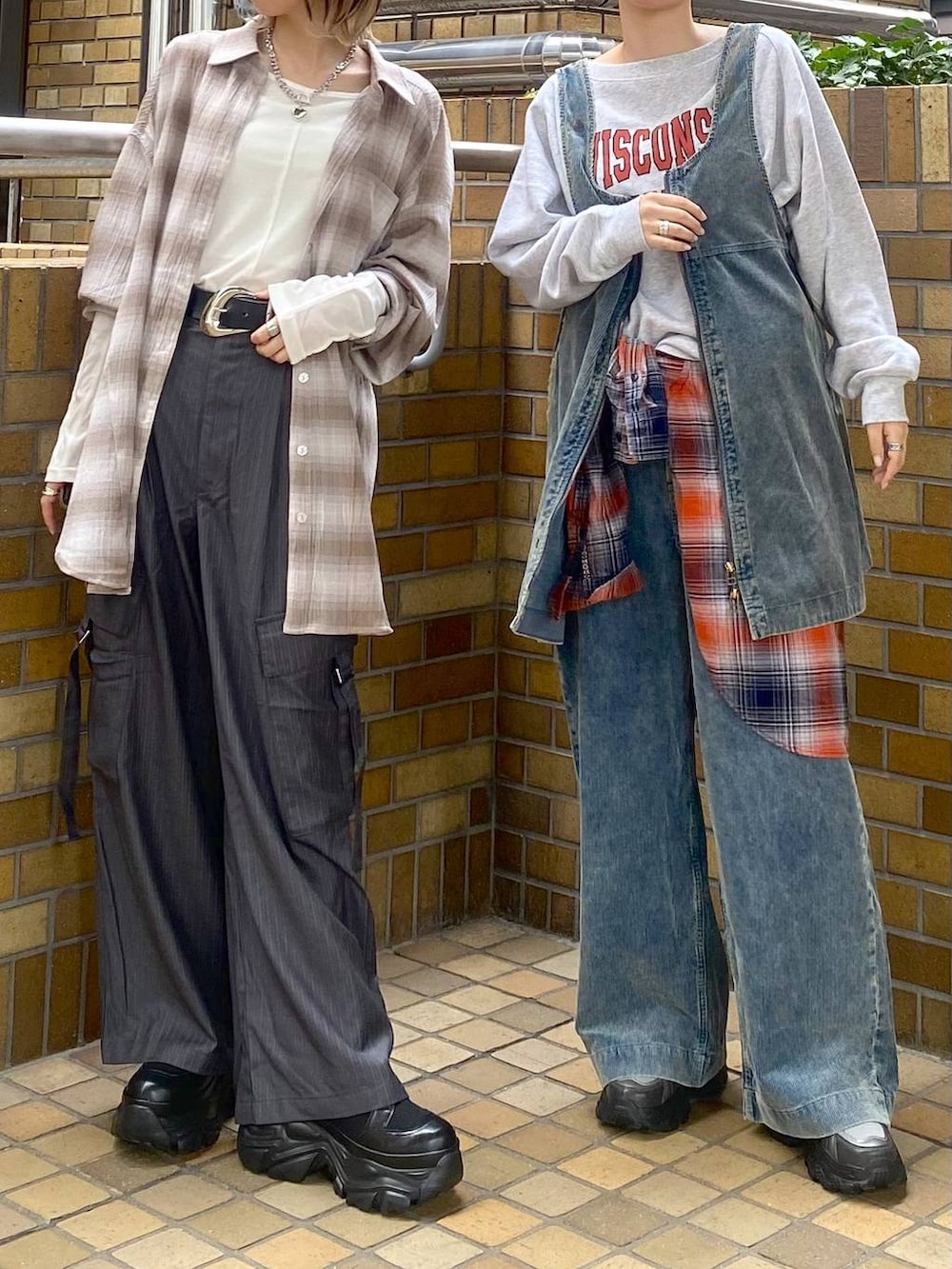 ブラック系のブーツ、オレンジ系のシャツ/ブラウス、ブルー系のその他パンツを着用したレディースの秋コーディネートの3枚目の写真