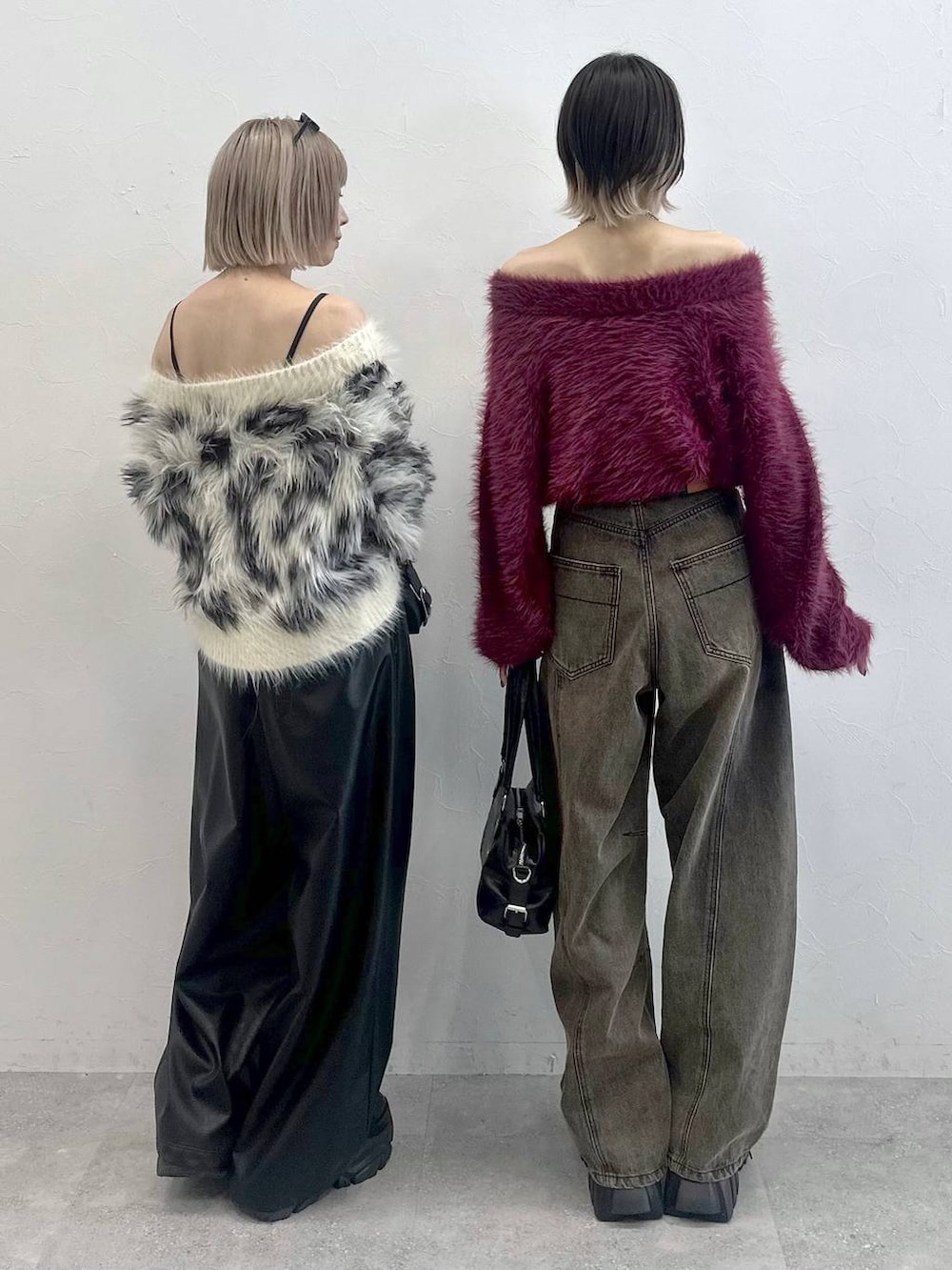 ブラック系のブーツ、ブラック系のショルダーバッグ、ブラウン系のデニムパンツを着用したレディースの秋コーディネートの7枚目の写真