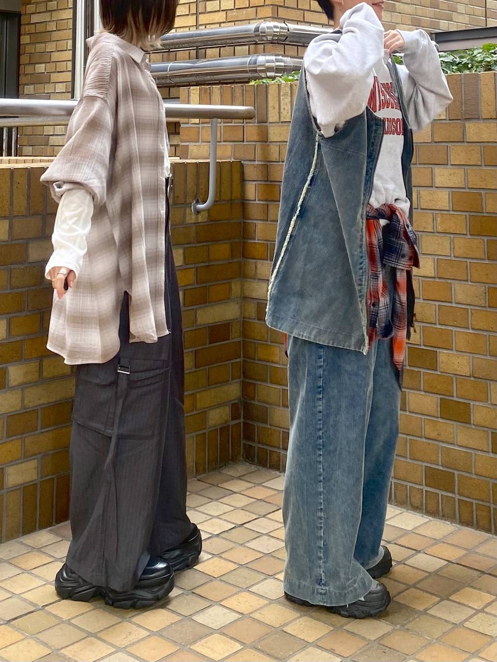 ブラック系のブーツ、オレンジ系のシャツ/ブラウス、ブルー系のその他パンツを着用したレディースの秋コーディネートの7枚目の写真