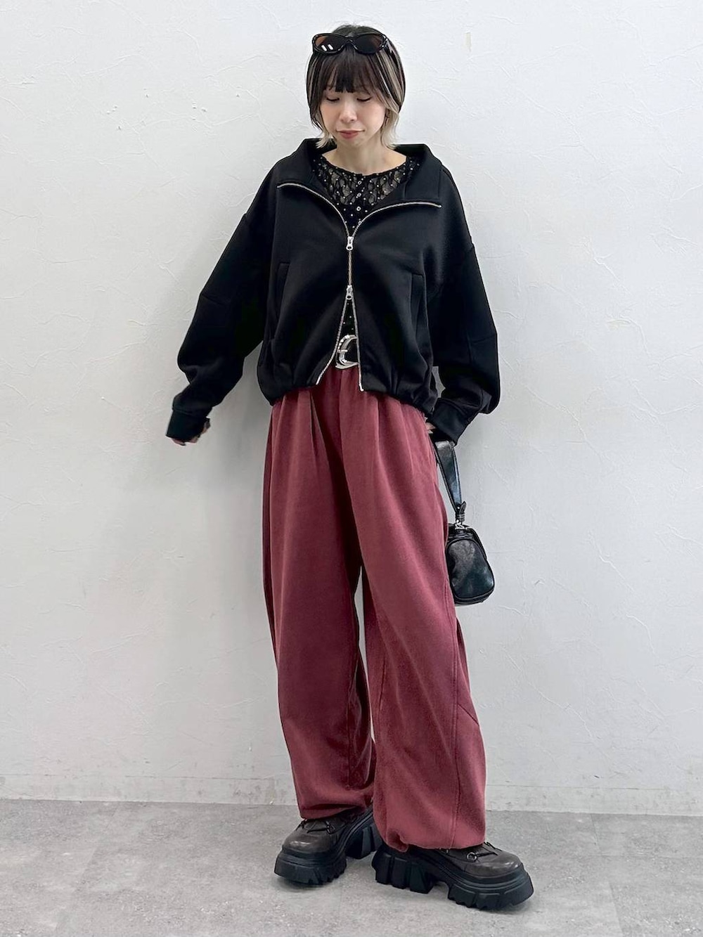 グレー系のブーツ、レッド系のスウェットパンツ、その他のシャツ/ブラウスを着用したレディースの夏コーディネートの7枚目の写真