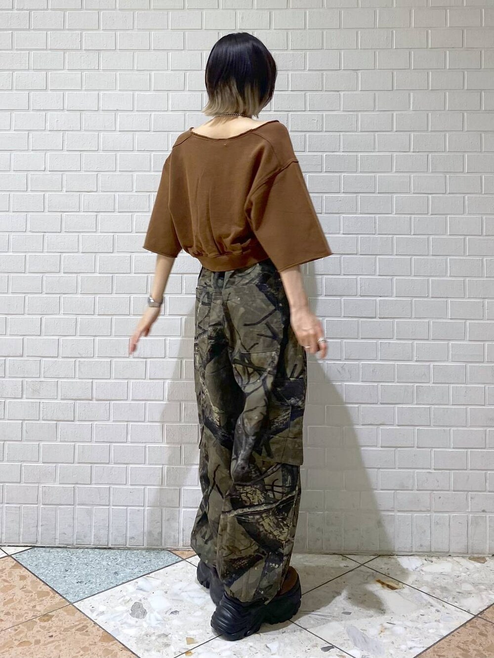 ブラウン系のブーツ、グリーン系のカーゴパンツ、ブラウン系のTシャツ/カットソーを着用したレディースの夏コーディネートの7枚目の写真