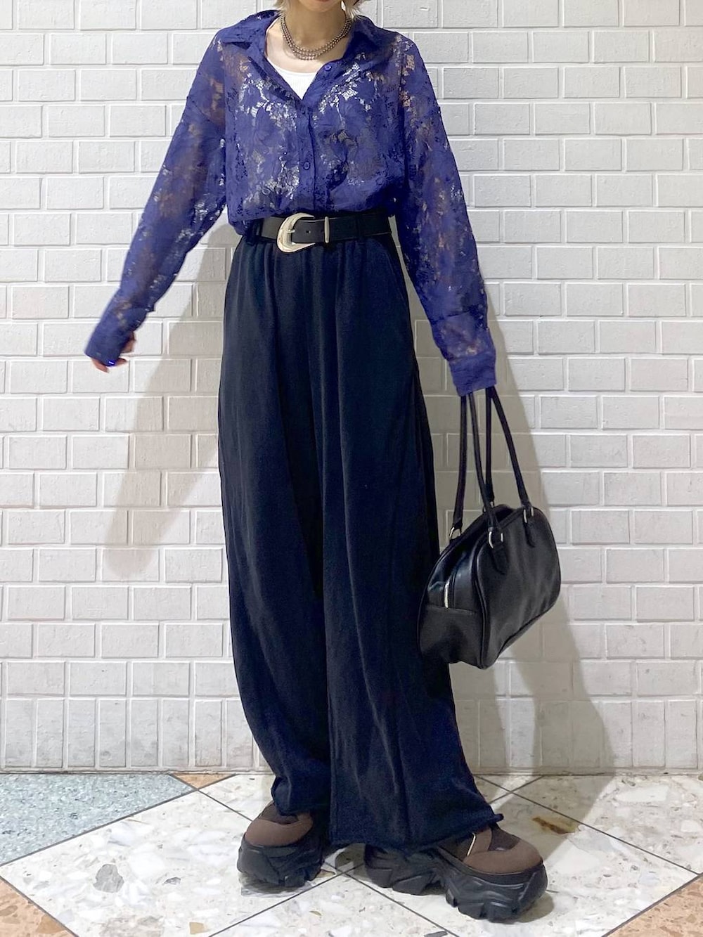 「カジュアル、ベーシック/シンプル、女子ウケ、PAGEBOY、シャツ、シャツスタイル、スウェット、スウェットパンツ、厚底シューズ、ブーツ」｜「PAGEBOYのレースアップソックスブーツ（ブーツ、ブラウン系）」を使った、matsuさん（レディース・156cm）の夏コーディネートの2枚目の写真